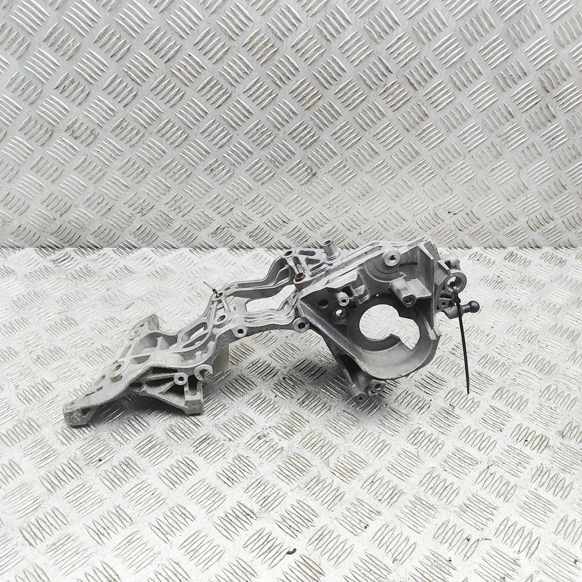 Volkswagen Caddy V Alternator bracket