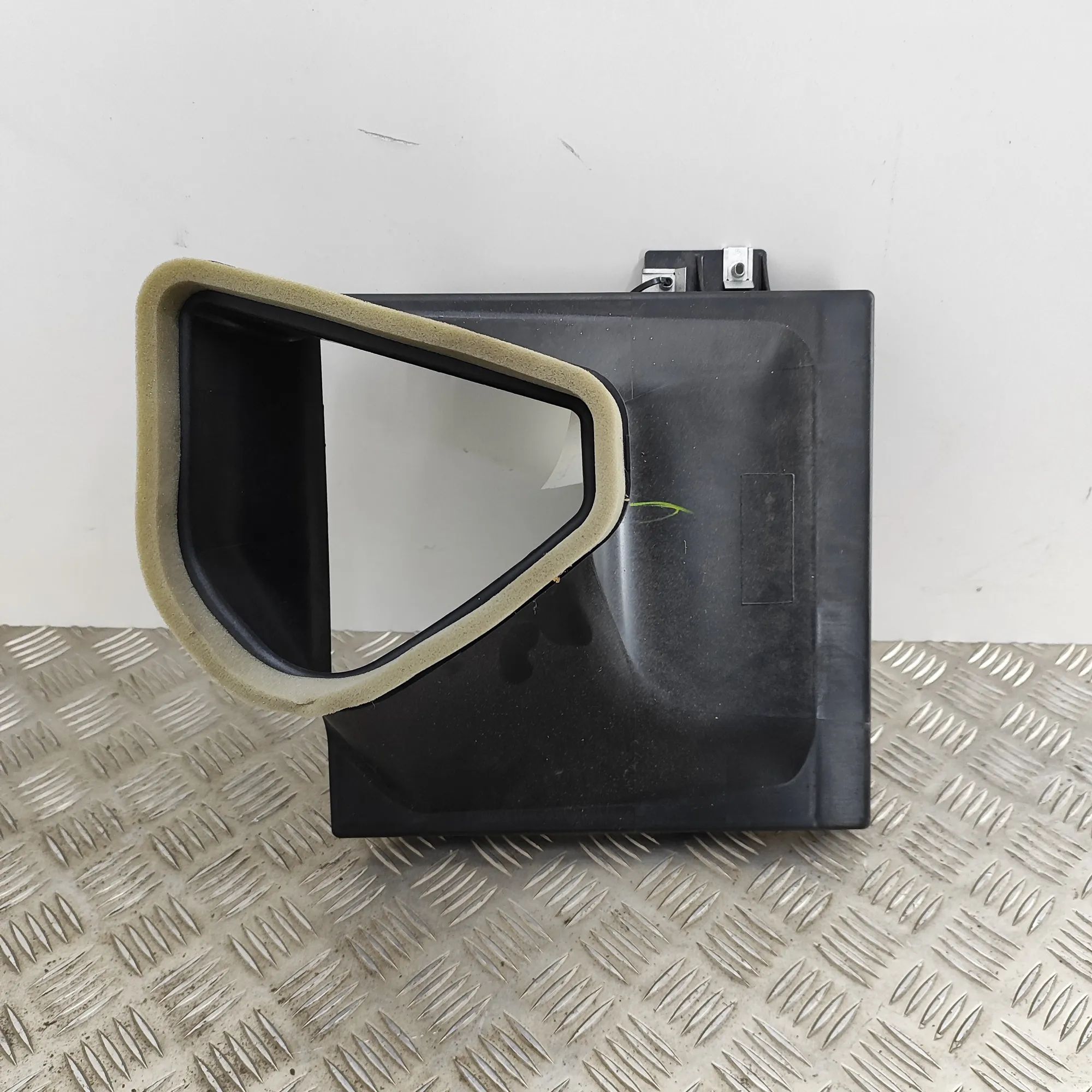 Land Rover Range Rover Velar Air intake duct part Air intake duct part — LAND ROVER RANGE ROVER V...