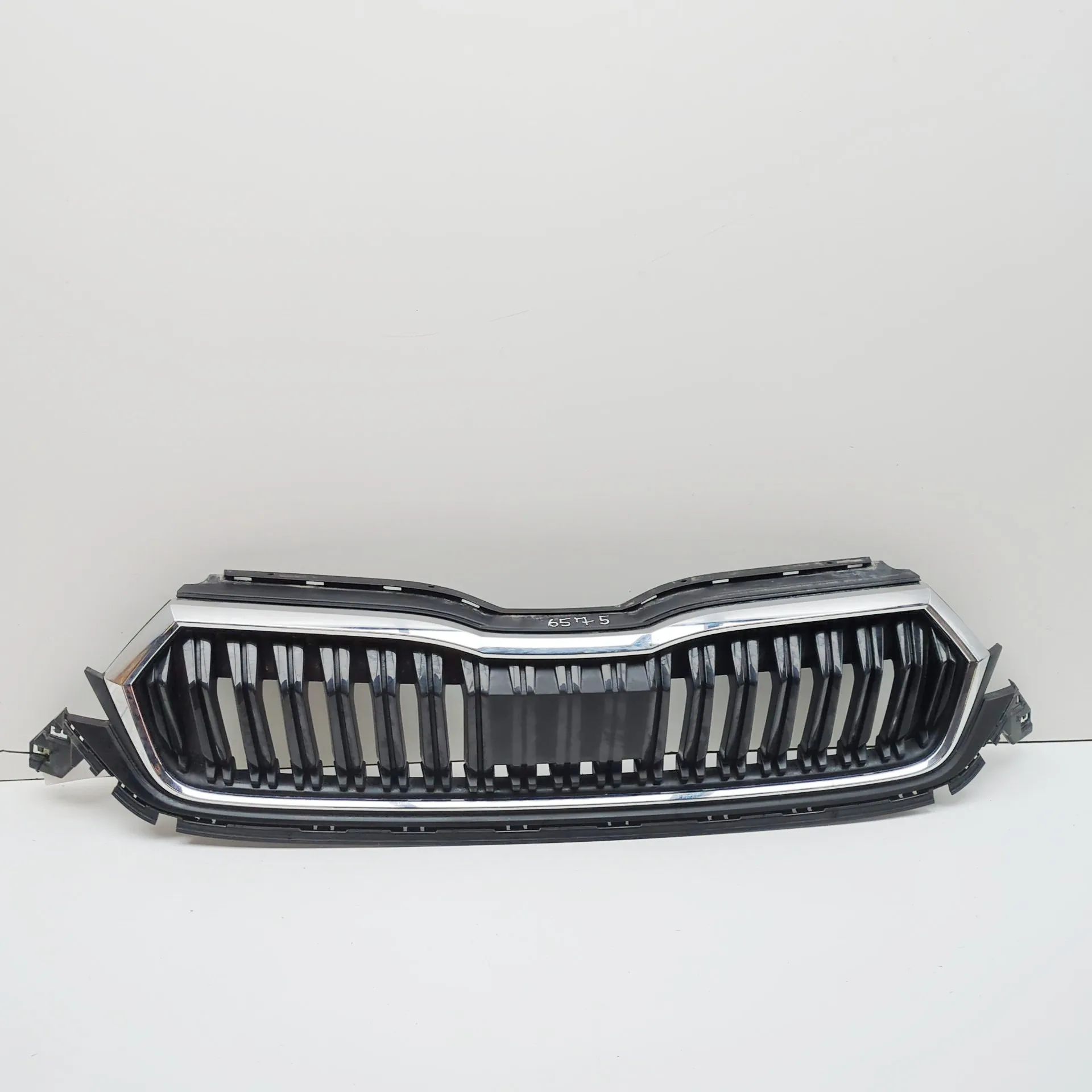 Skoda Octavia Upper grille — front Upper grille — front — SKODA OCTAVIA (IV Combi ...