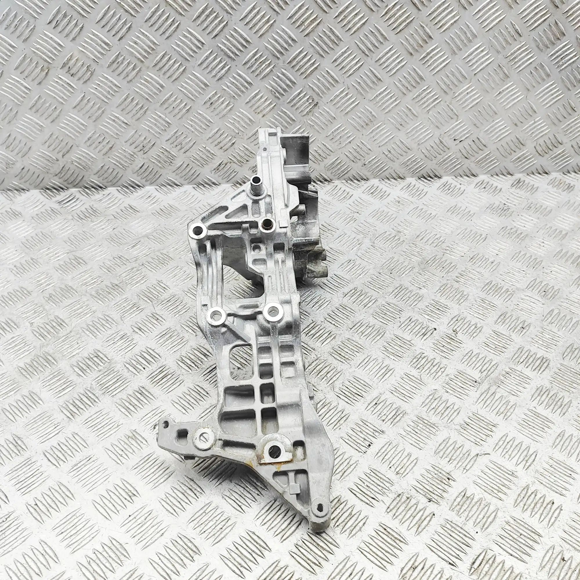 Volkswagen Caddy V Alternator bracket