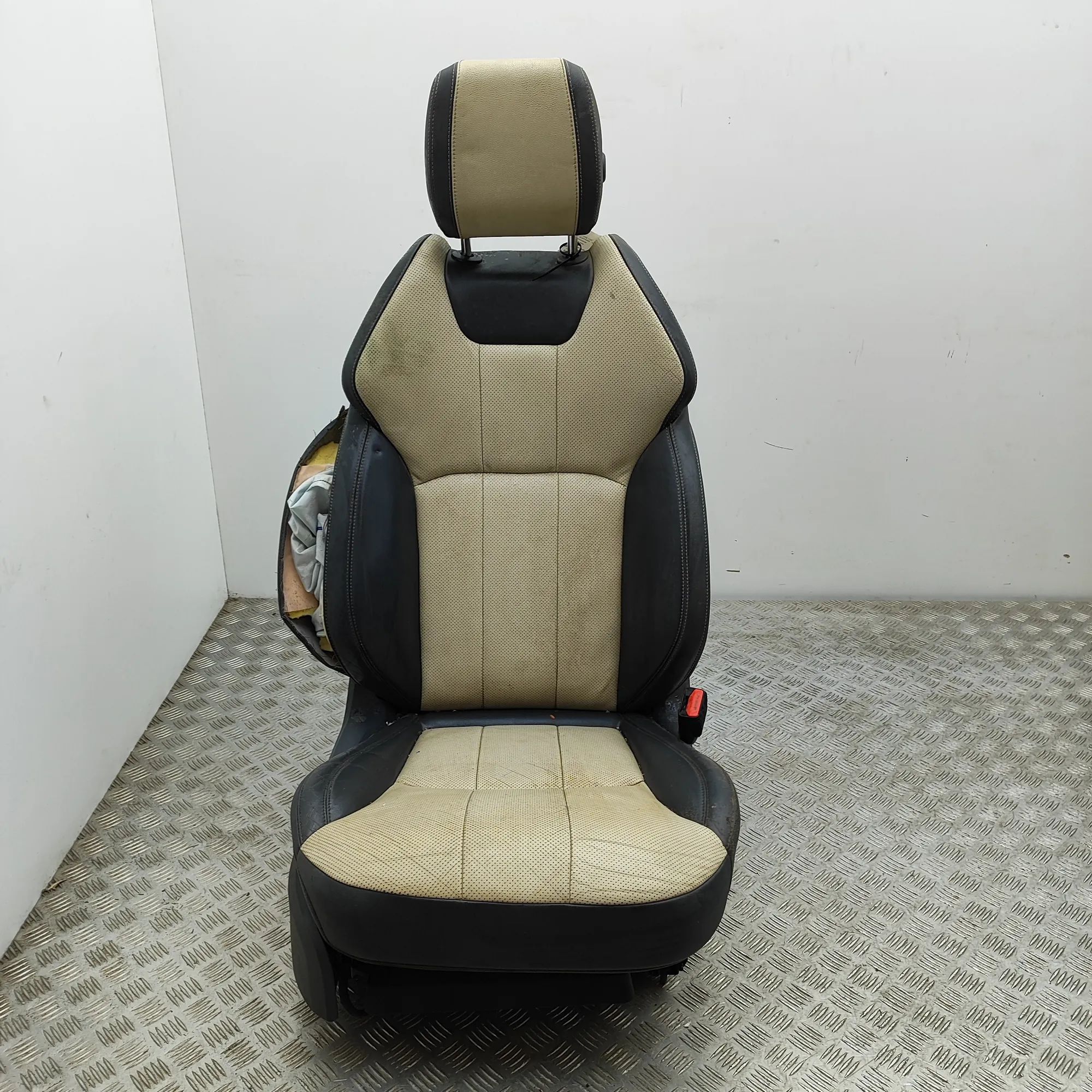 Land Rover Range Rover Evoque Front Right Seat Front right seat — LAND ROVER RANGE ROVER EVOQU...