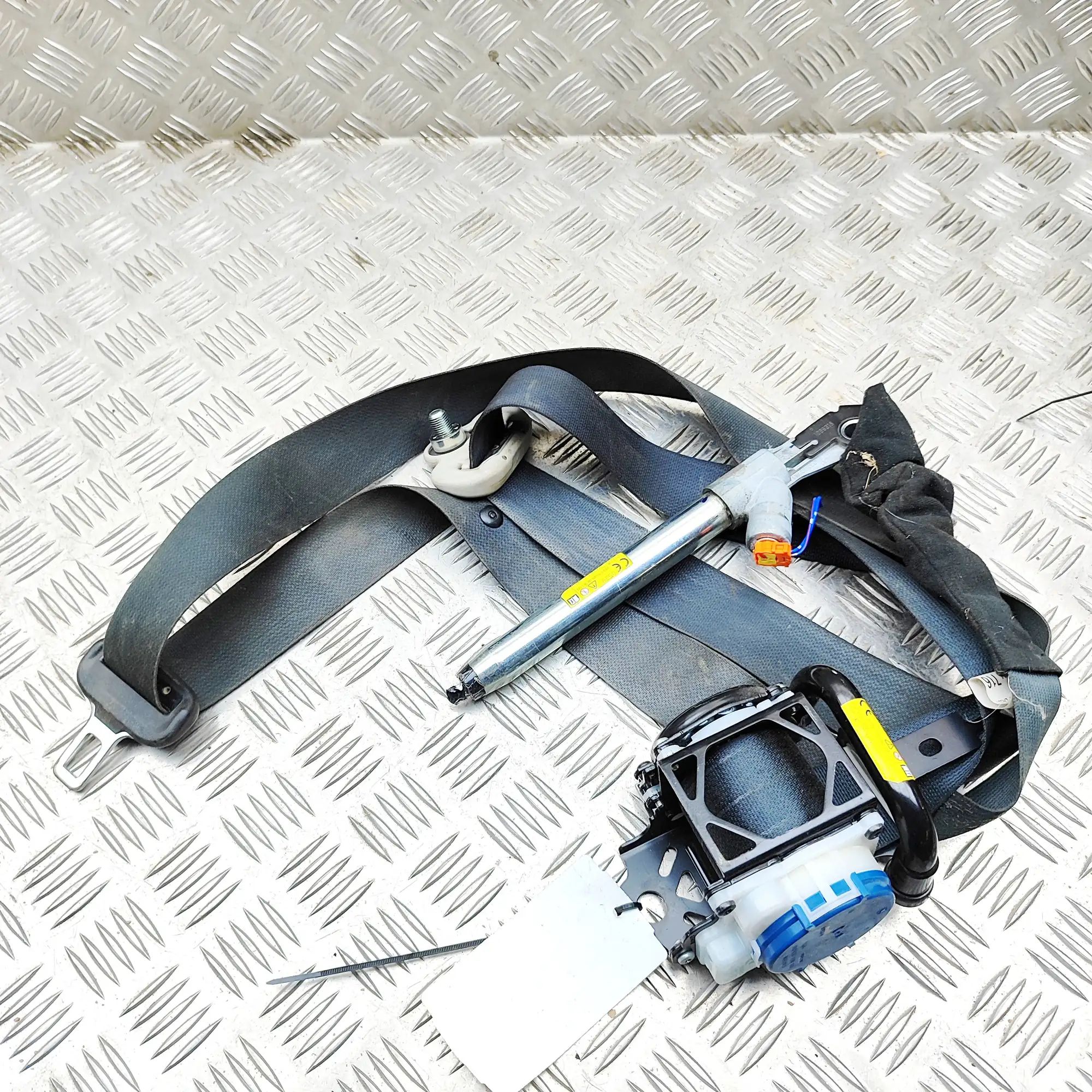 Mitsubishi L200 Front Right Seatbelt Front Right Seatbelt — MITSUBISHI L (200 / TRIT...