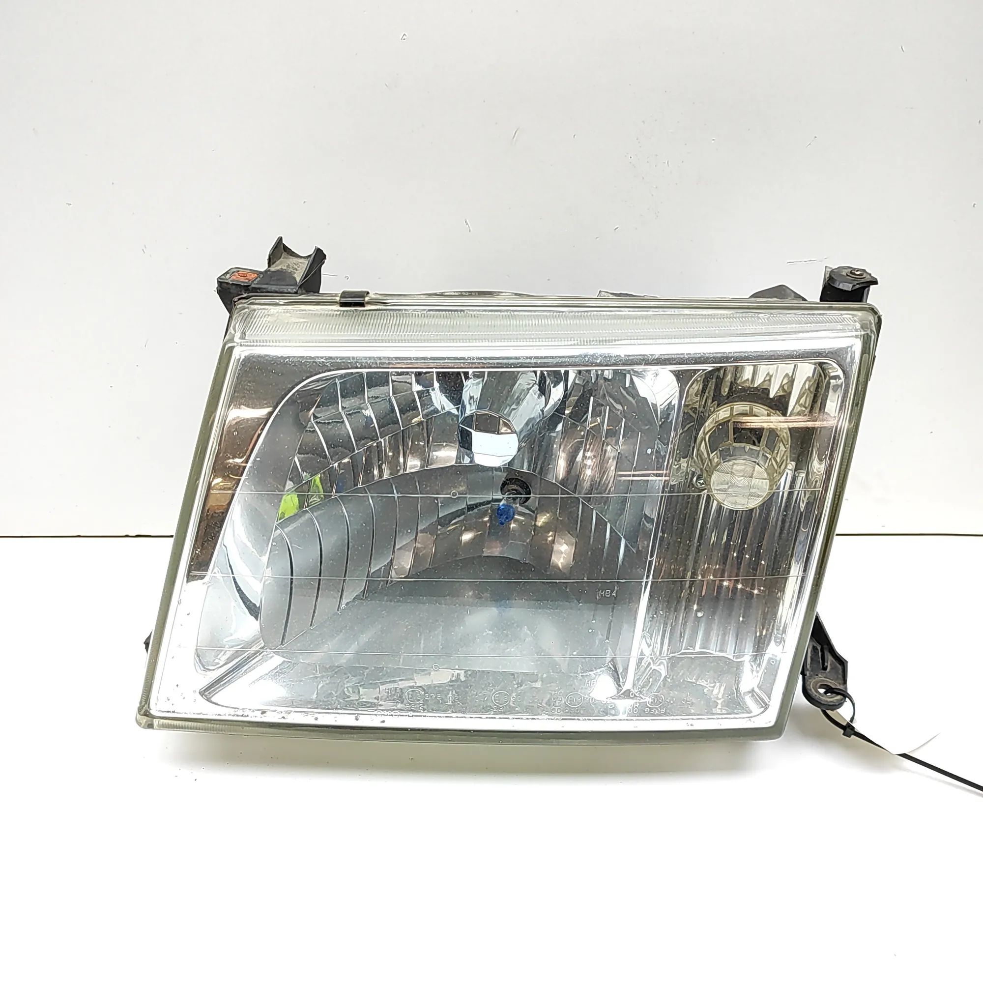 Toyota Land Cruiser 100 Front Left Headlight Front Left Headlight — TOYOTA LAND CRUISER (100...