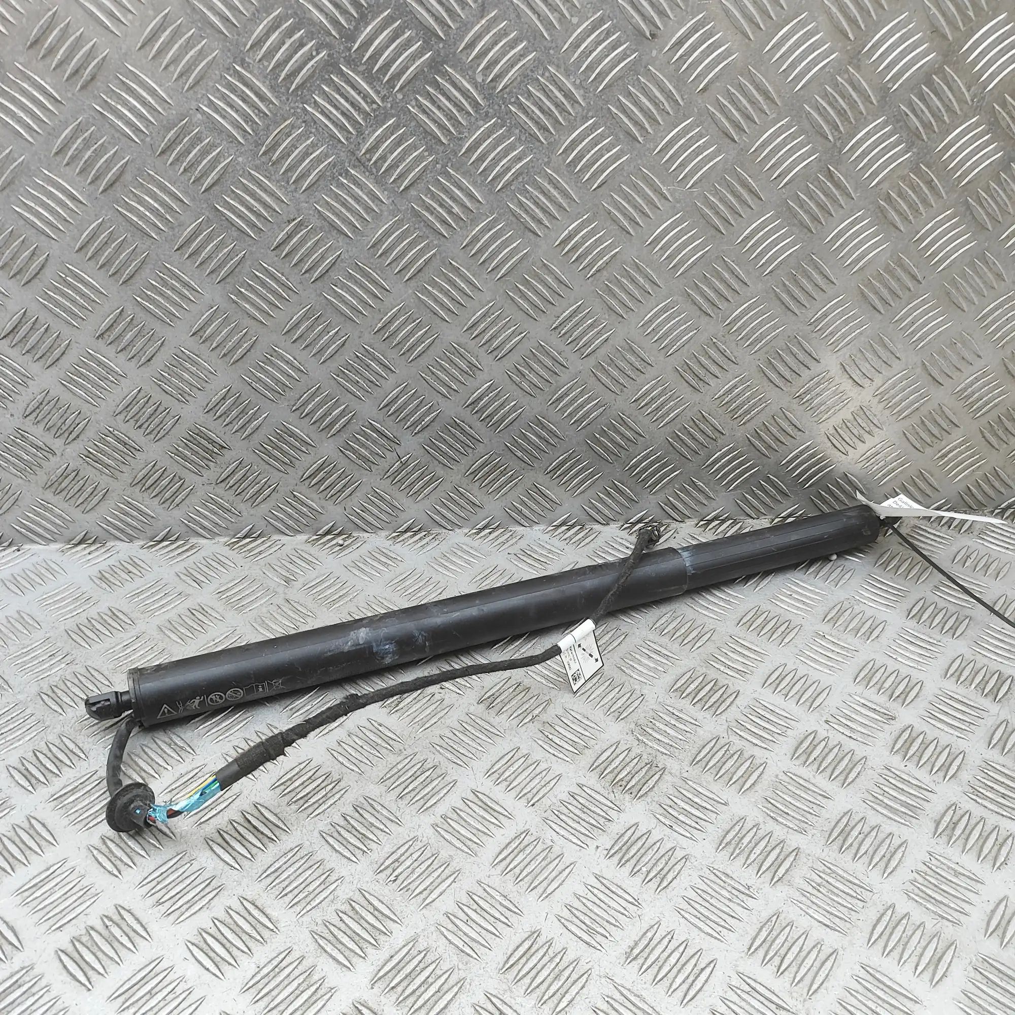 Land Rover Range Rover Evoque Right Side Tailgate Gas Strut Right Side Tailgate Gas Strut — LAND ROVER RANG...