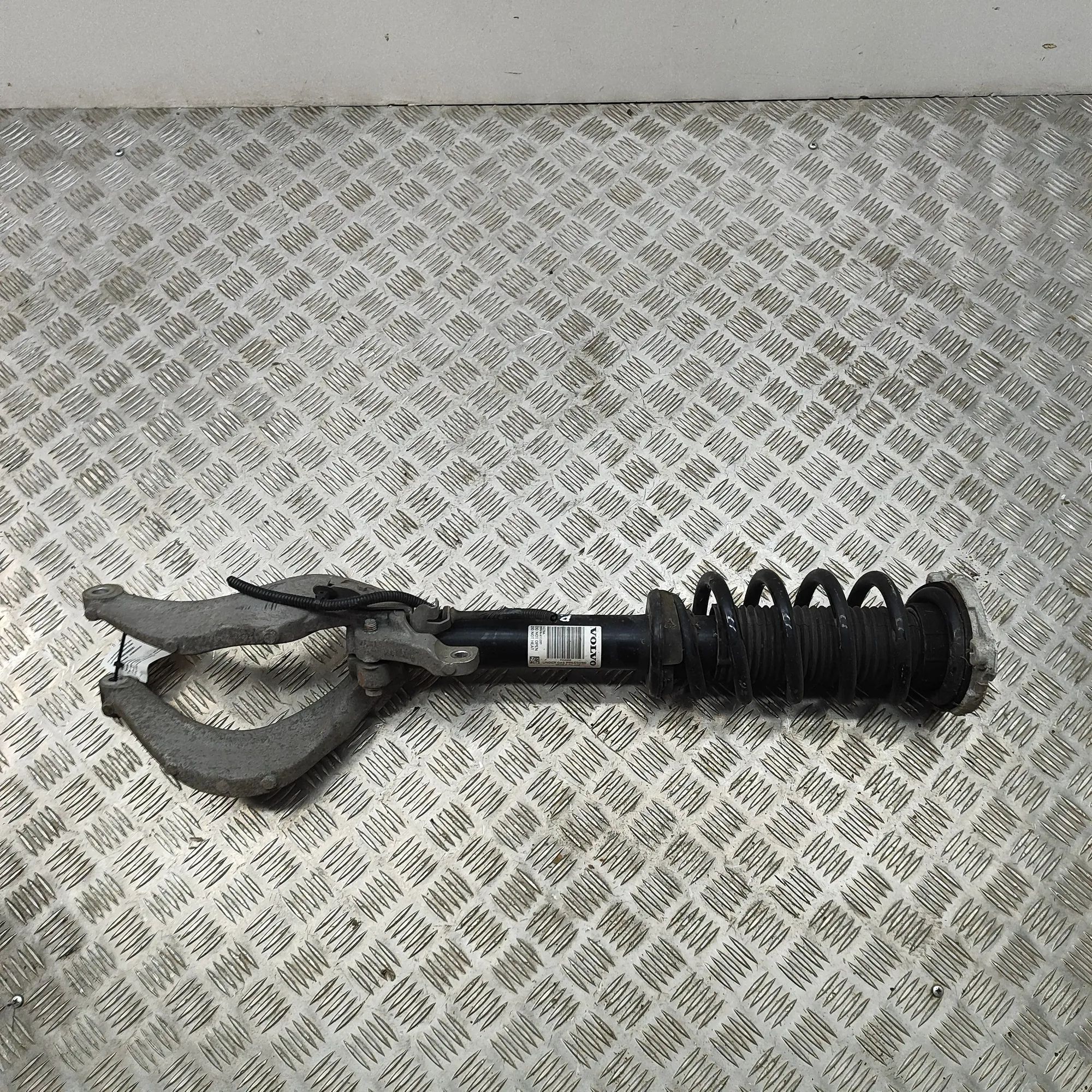 Volvo XC90 Shock absorber — front left Shock absorber — front left — VOLVO XC90 (II) (...