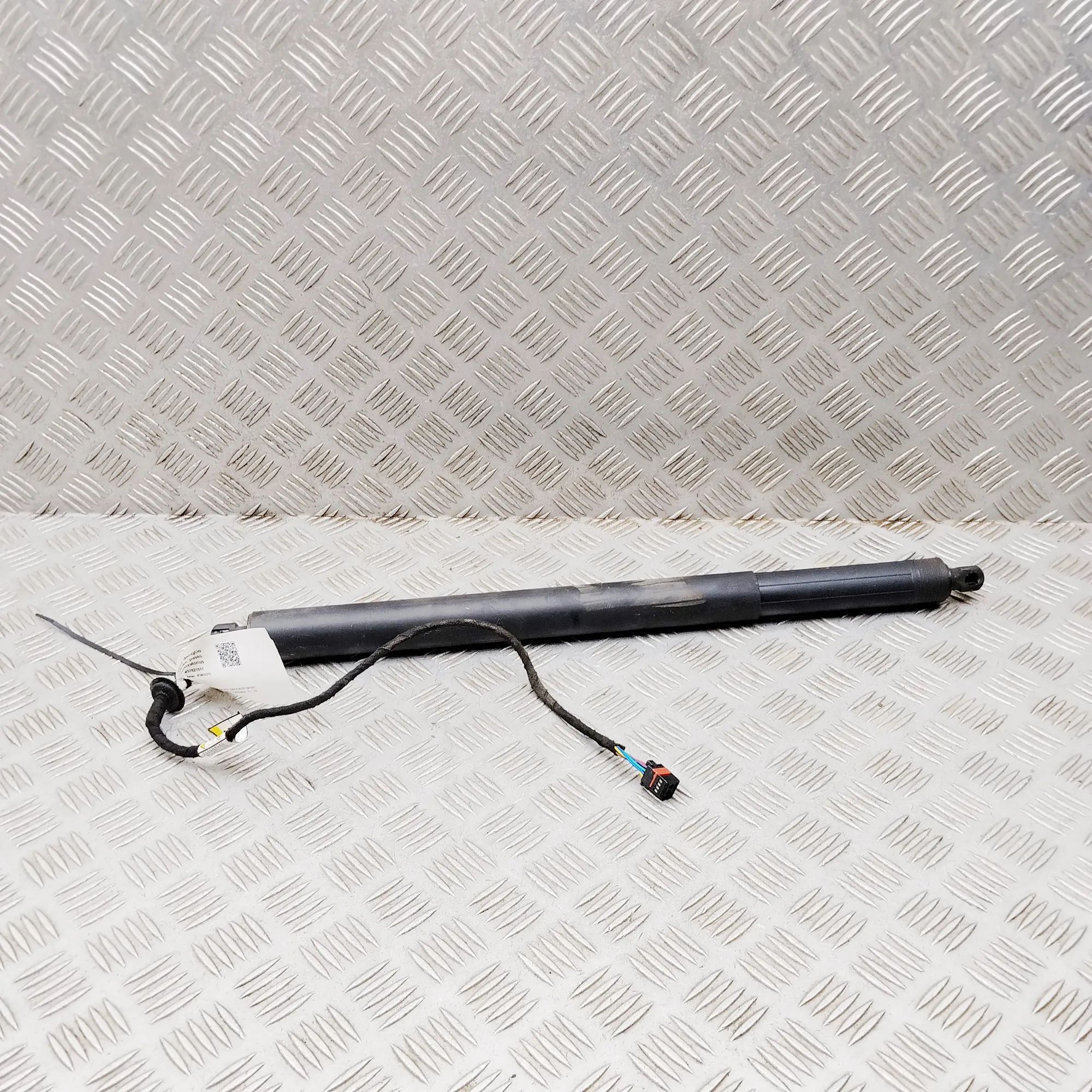 Land Rover Discovery Sport Right Side Tailgate Gas Strut Right Side Tailgate Gas Strut — LAND ROVER DISC...