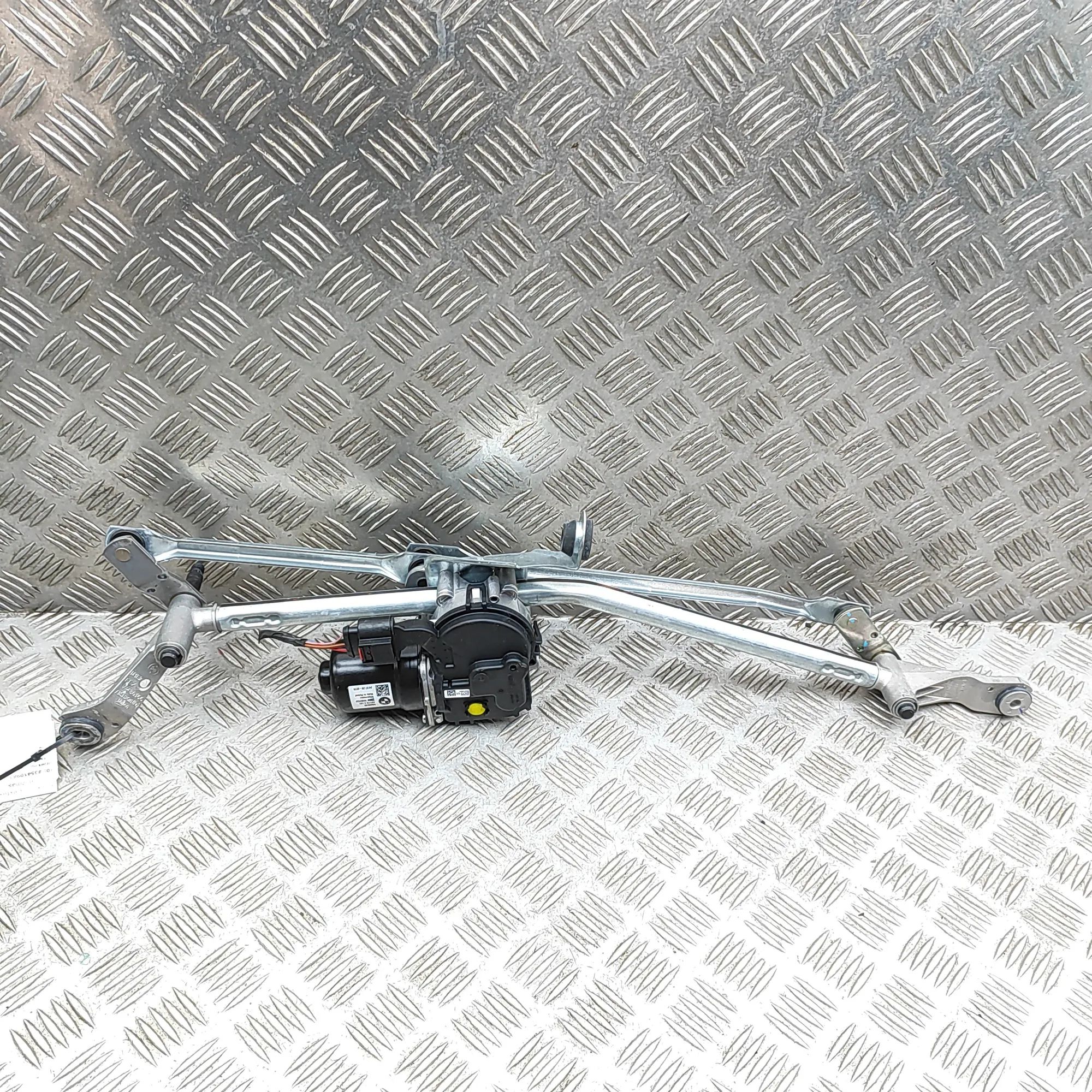 BMW 5 (G30 / G31) Front Windshield Wiper Mechanism Front Windshield Wiper Mechanism — BMW 5 SERIES...
