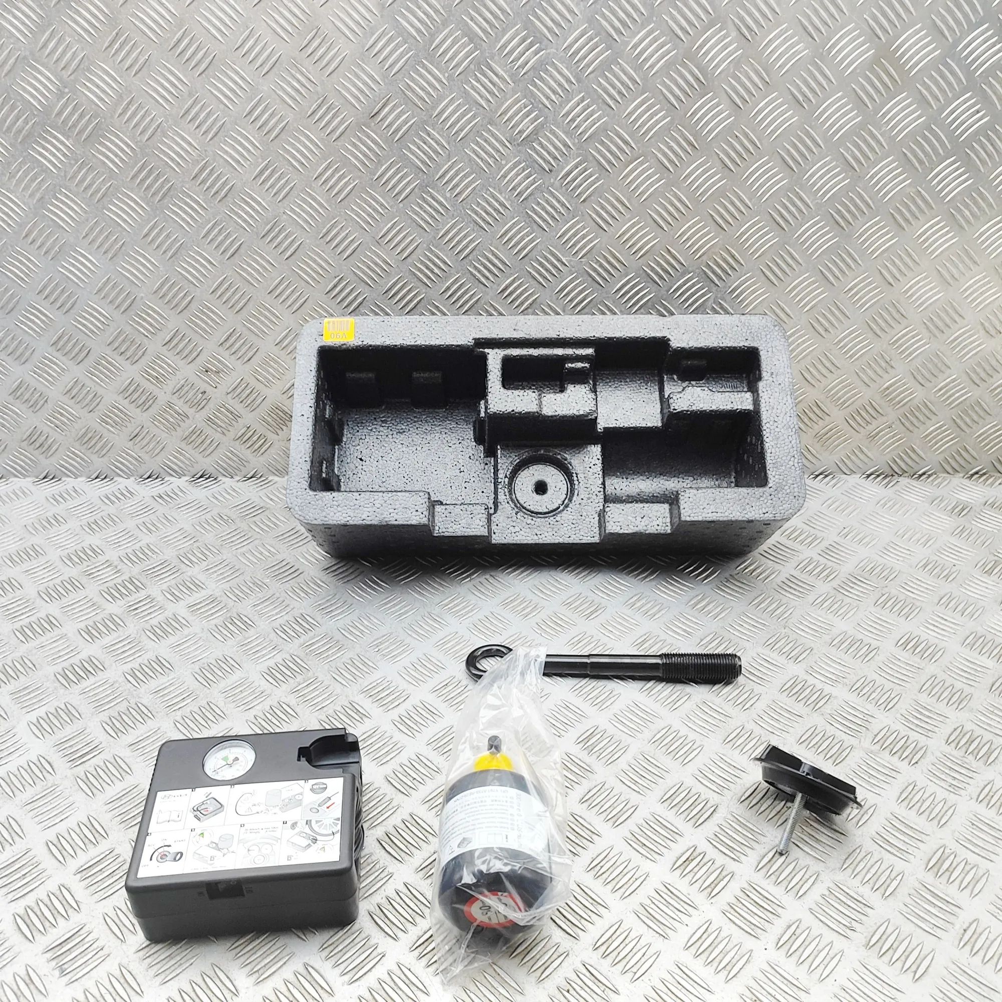 Kia Niro Tool Kit Tool Kit — KIA NIRO (II) (2022-...) — 09149-AT9...