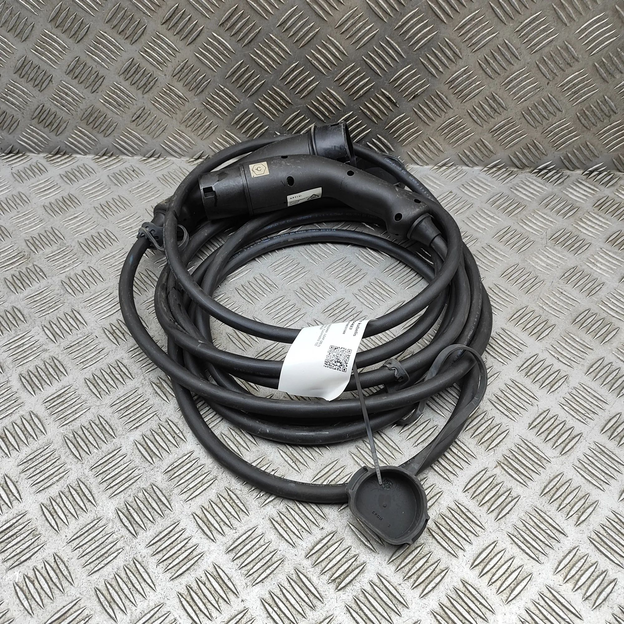Nissan Leaf Battery Charging Cable Battery charging cable — NISSAN LEAF (ZE1) (201...