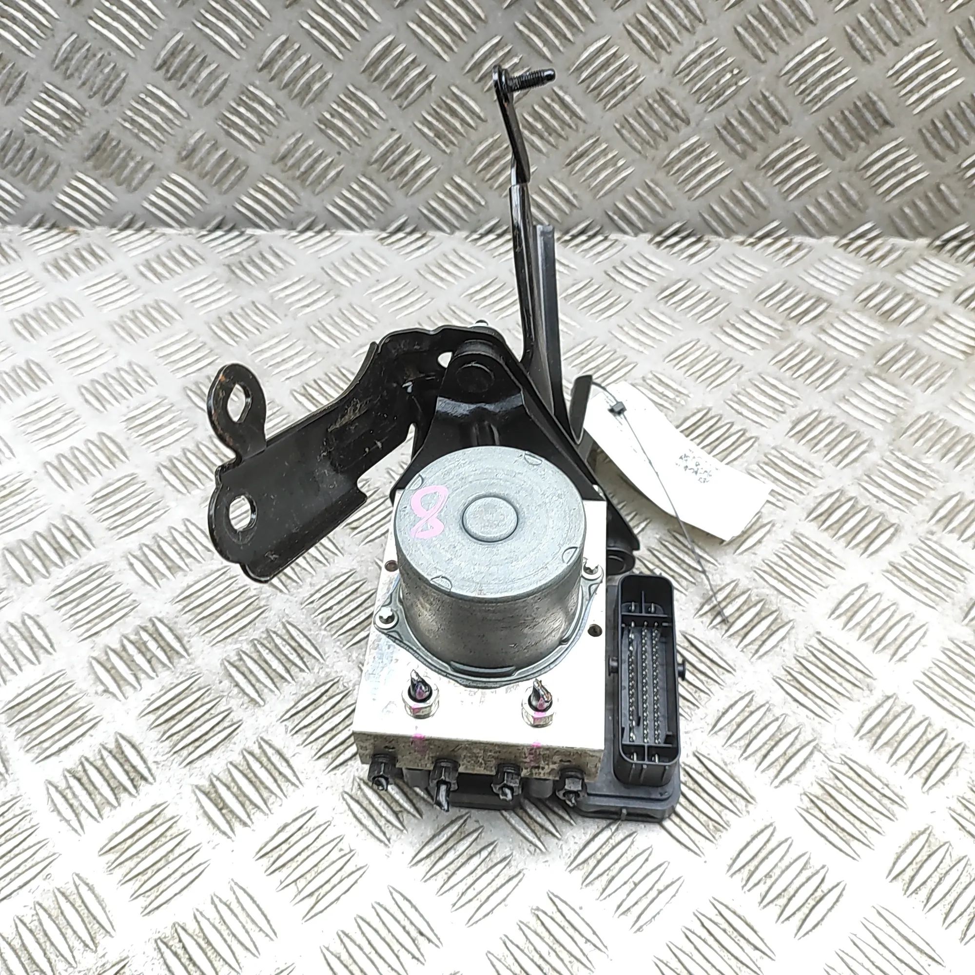 Toyota Yaris ABS Hydraulipumppu ABS Pump — TOYOTA YARIS (CROSS MXP_) (2020-...)...