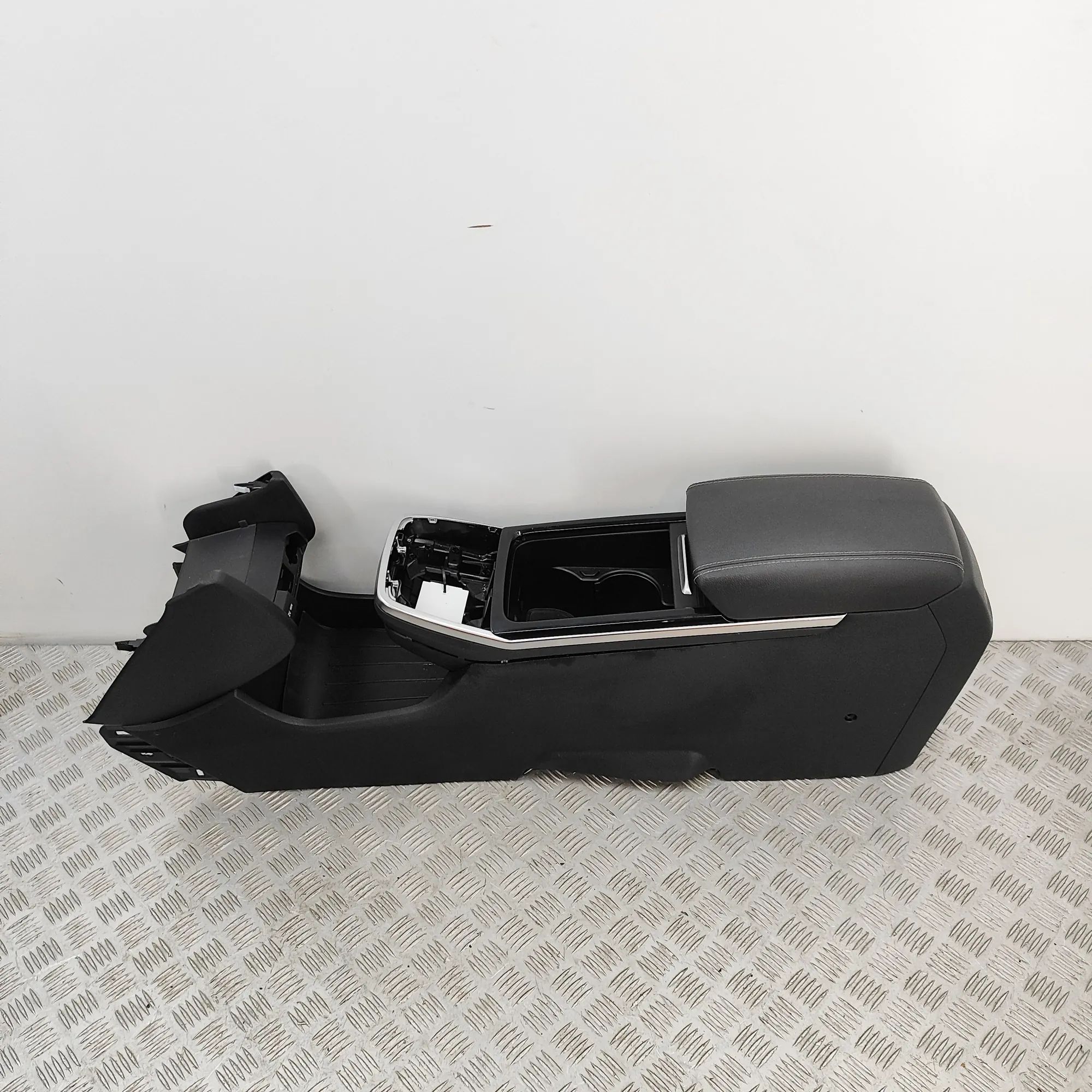 Kia Niro center console center Console — KIA NIRO (2016-...) — 84610-Q4...