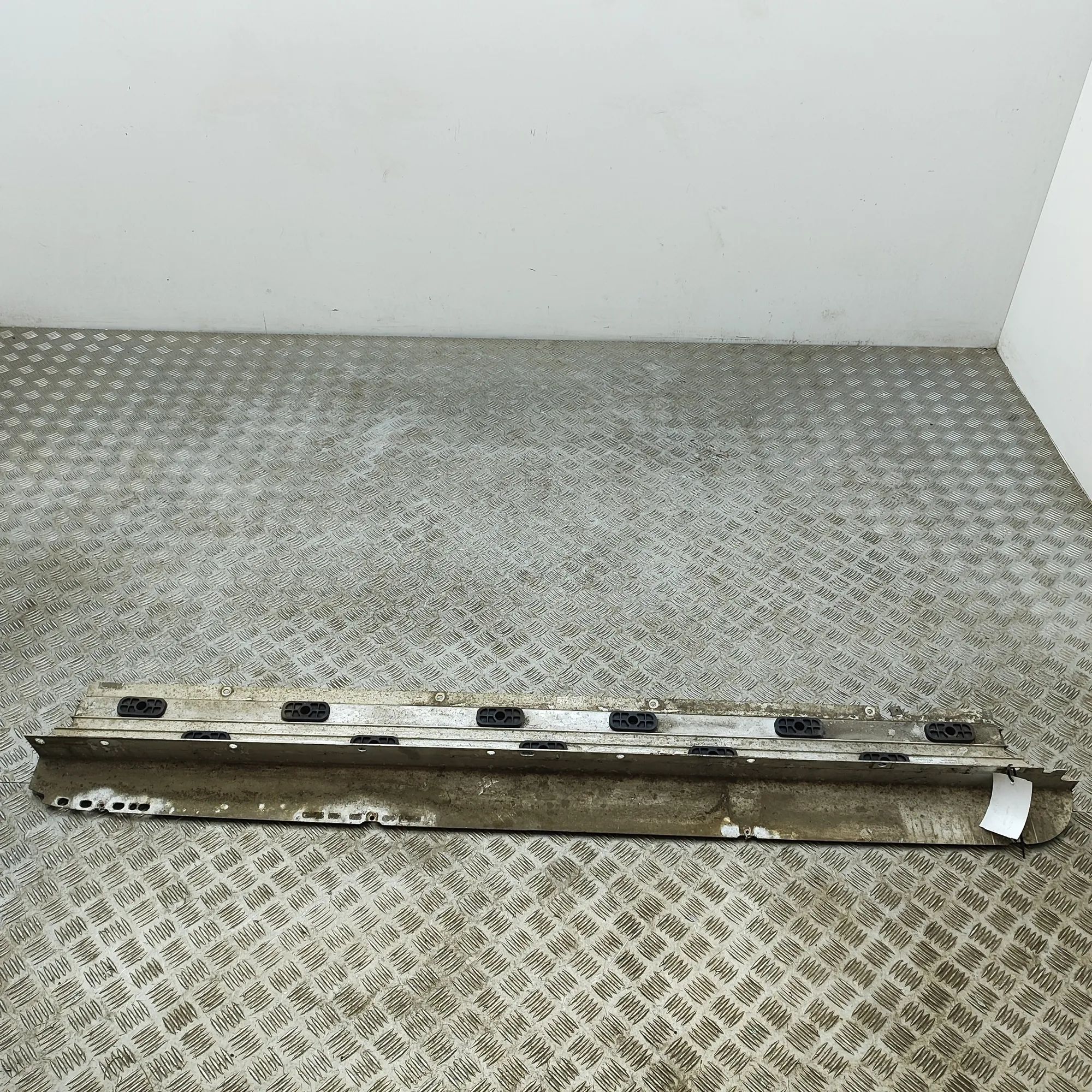 Porsche Cayenne Left Side Metalic Sideskirt Cover Left Side Metalic Sideskirt Cover — PORSCHE CAY...