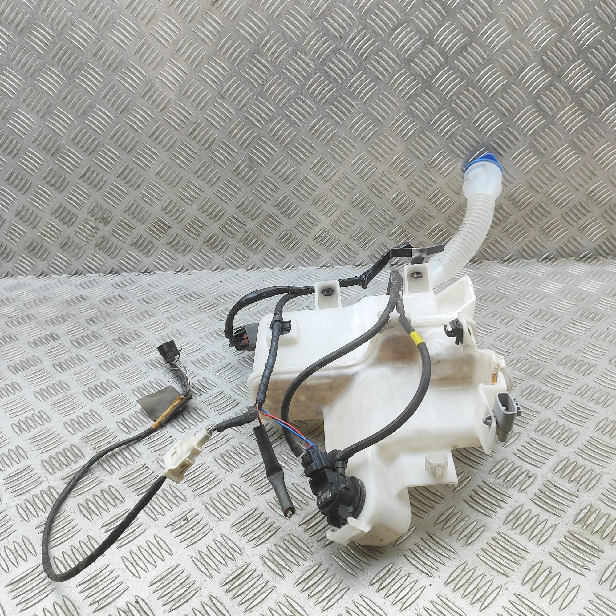 Mazda CX-5 (KE) Window Washer Tank Window Washer Tank — MAZDA CX-5 (KE, GH) (2011-...