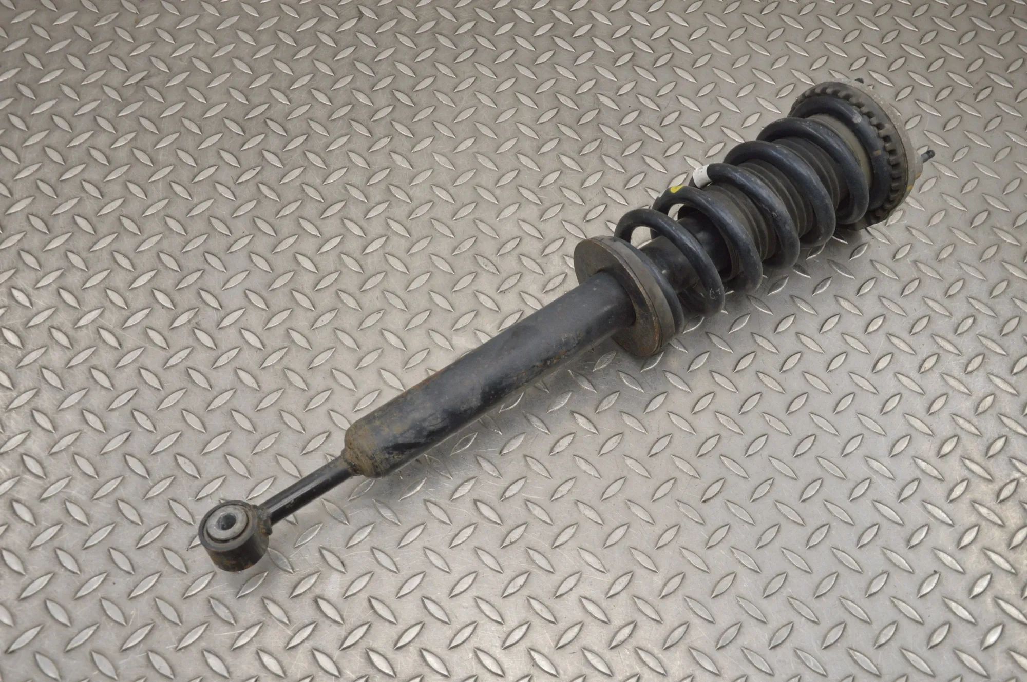 Maserati Ghibli Shock absorber — front left Shock absorber — front left — MASERATI GHIBLI (...