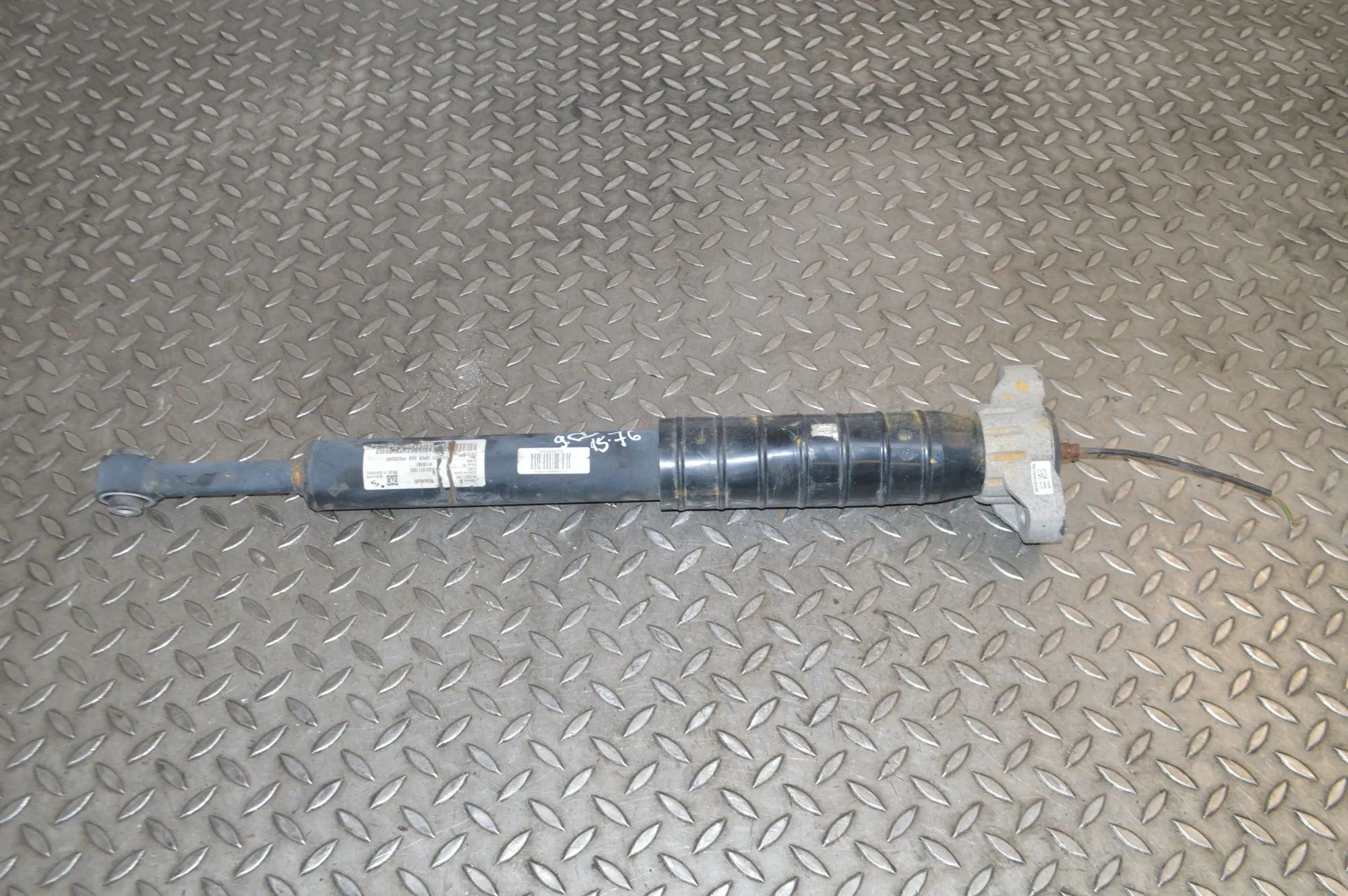 Maserati Levante Shock absorber — rear right Shock absorber — rear right — MASERATI LEVANTE ...