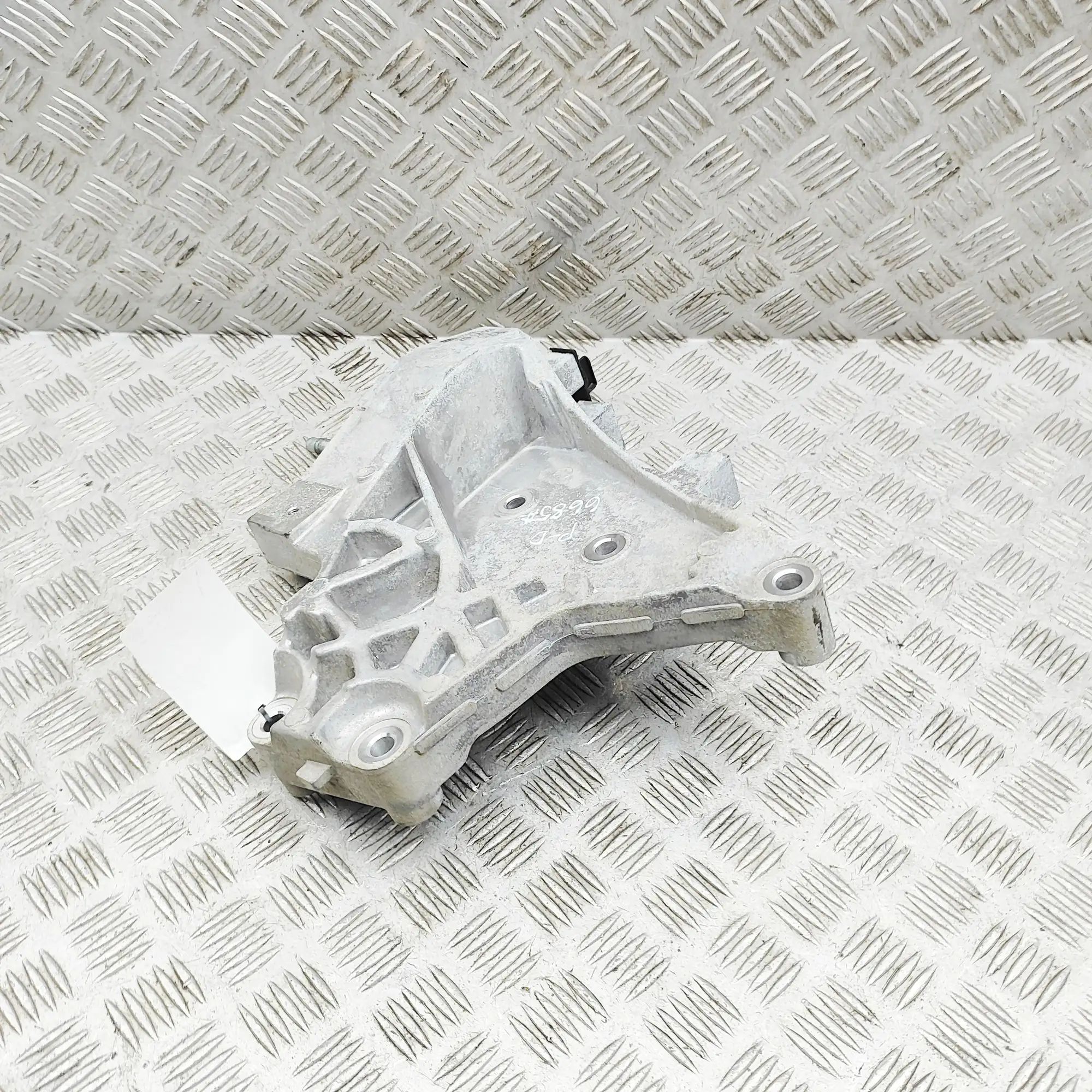 Hyundai Kona Right Side Engine Bracket Right Side Engine Bracket — HYUNDAI KONA (2017-...