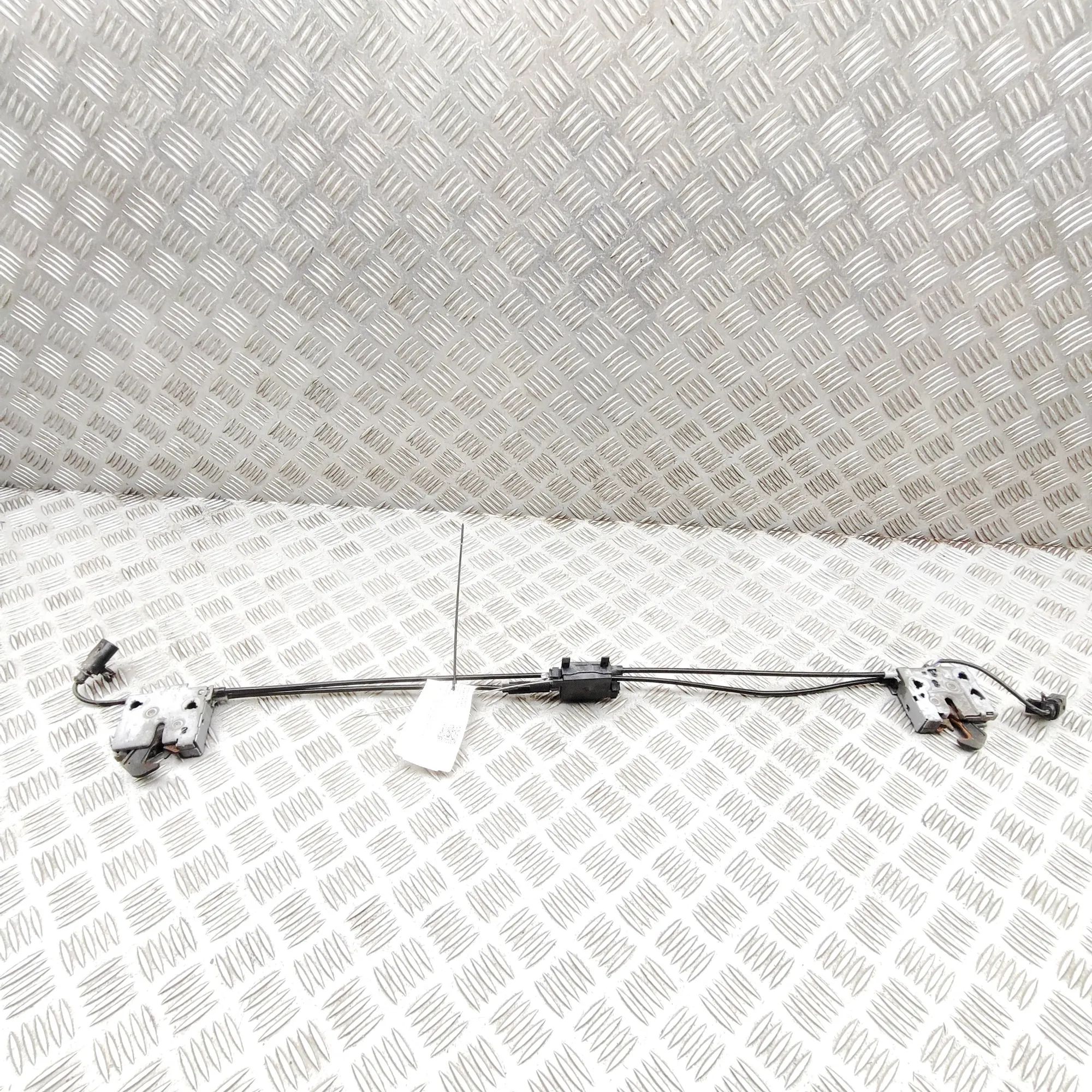 Skoda Octavia konepellin lukitus Bonnet lock — SKODA OCTAVIA (IV Combi NX5) (202...