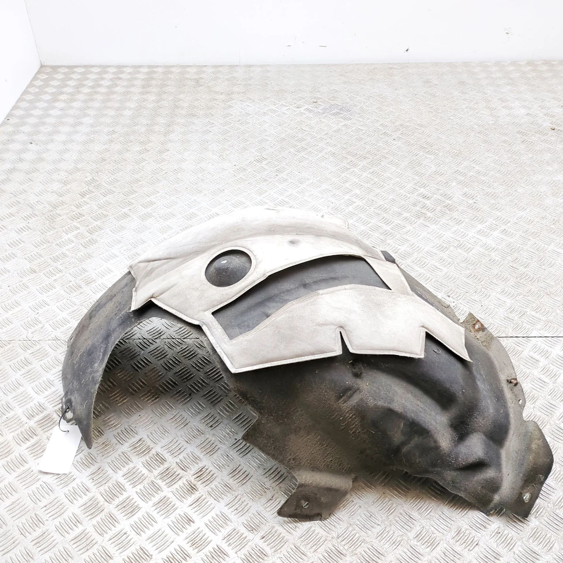 Land Rover Range Rover Sport (L494) Wheel arch liner — front — right — rear section Wheel arch liner — front — right — rear section...