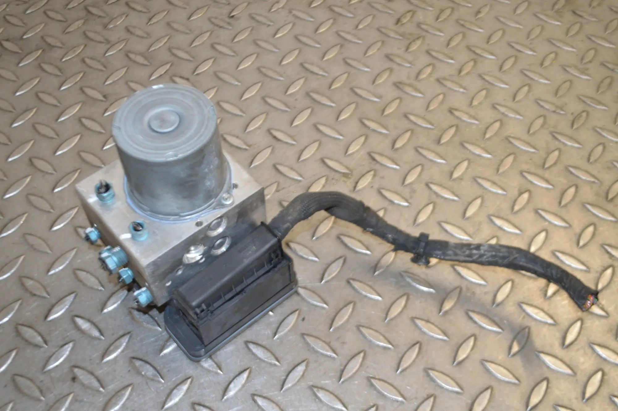 BMW 5 (F10 / F11) ABS hydraulic pump ABS Pump — BMW 5 SERIES (F10) (2009-2016) — 686...