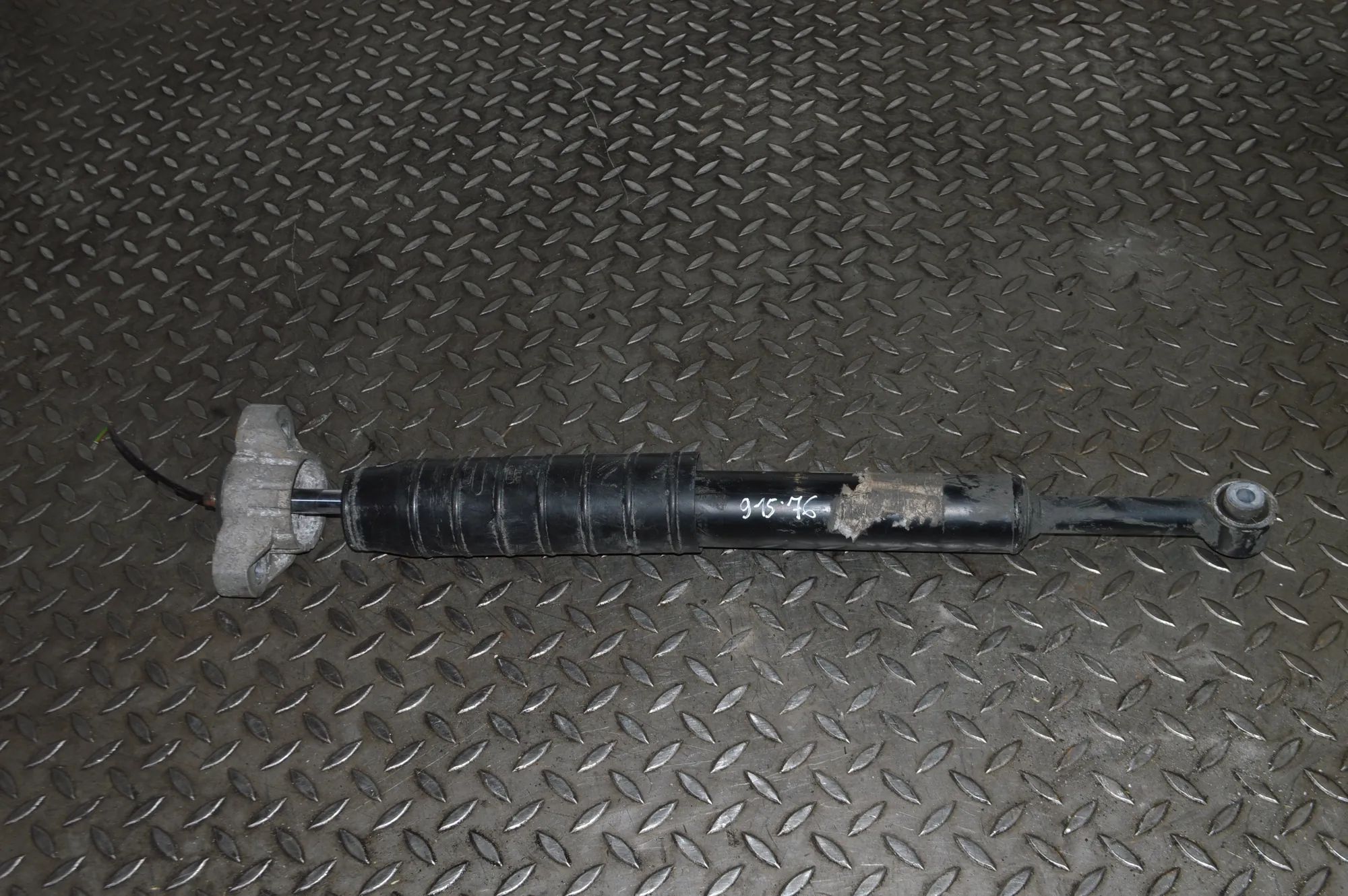Maserati Levante Shock absorber — rear right Shock absorber — rear right — MASERATI LEVANTE ...