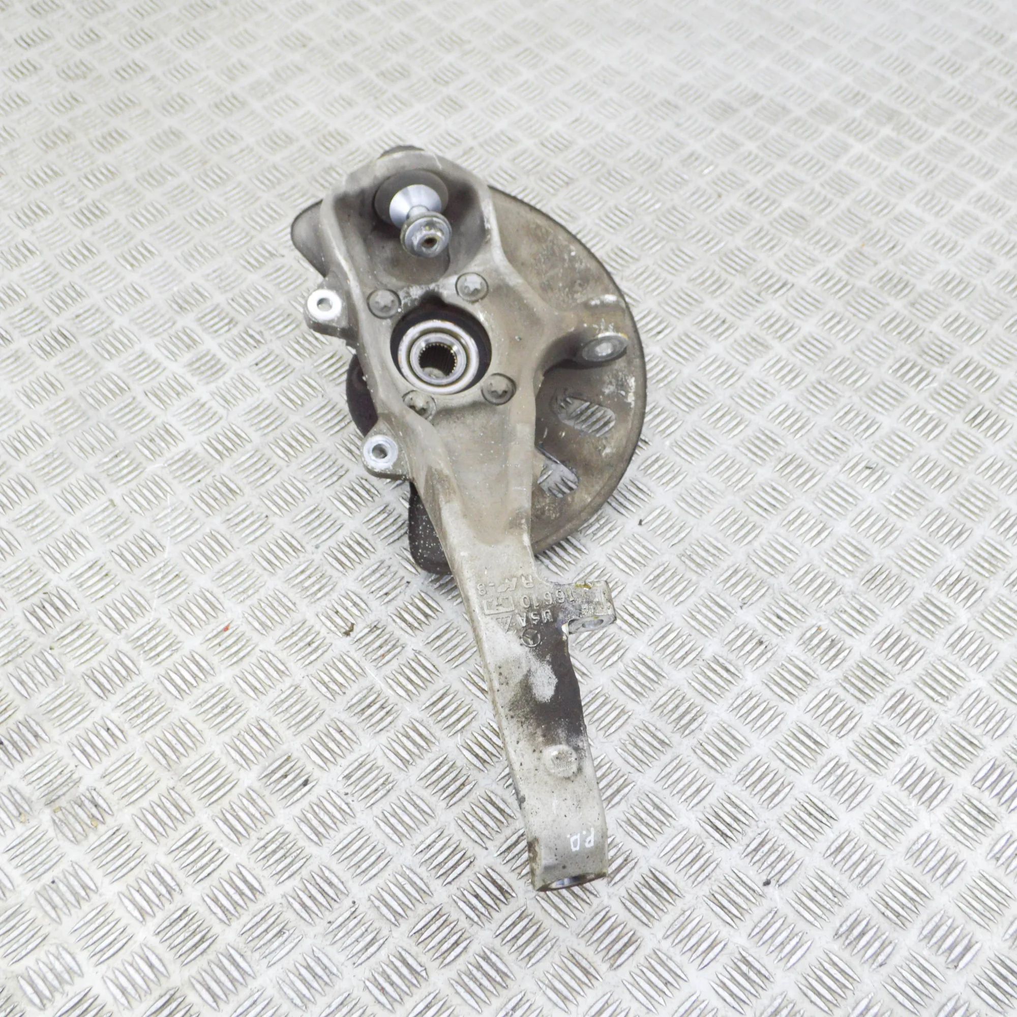 Mercedes-Benz ML / GLE (W166) Front Right Wheel Hub Front Right Wheel Hub — MERCEDES BENZ GLE (Coup...