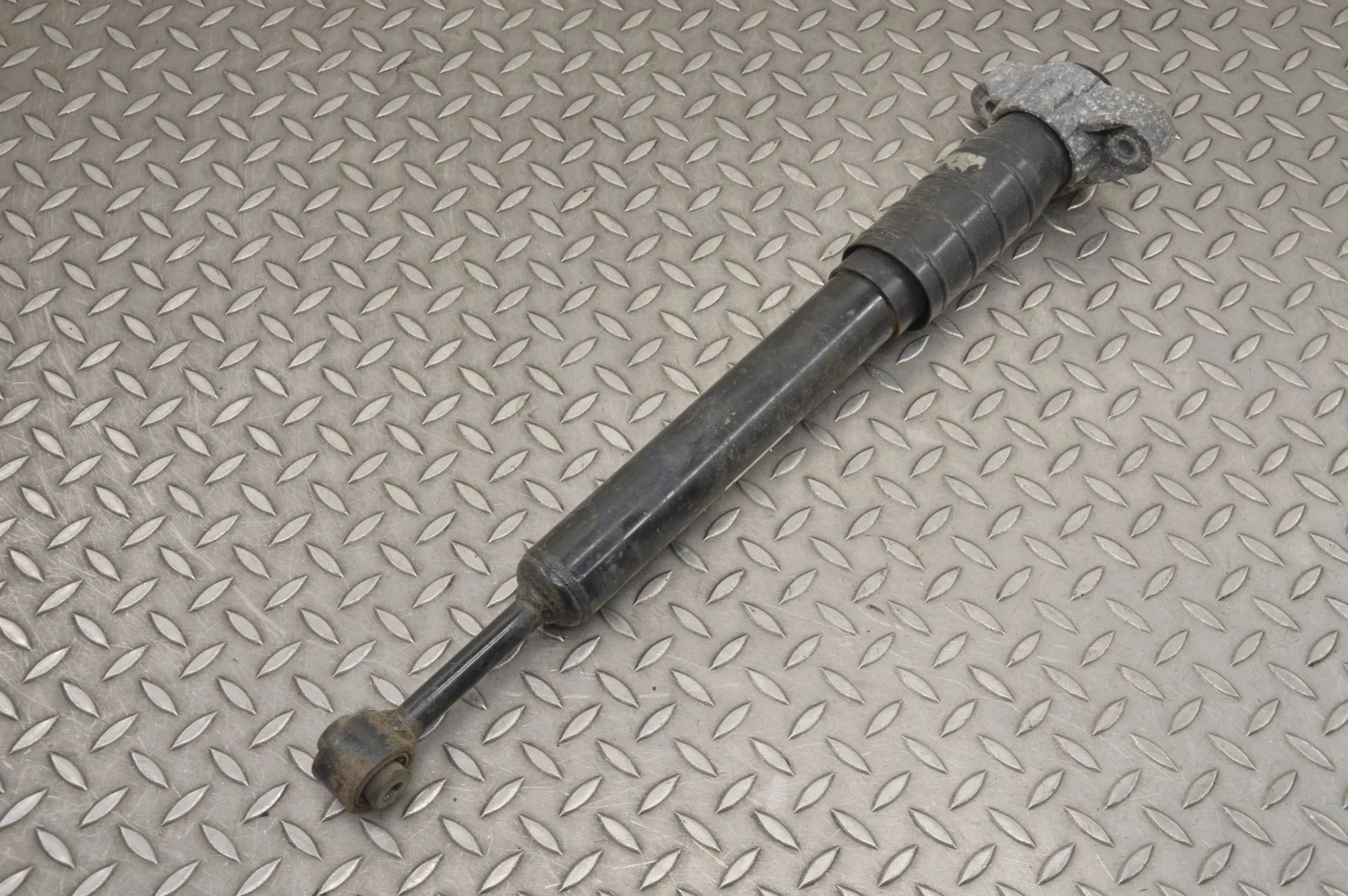 Maserati Ghibli Shock absorber — rear left Shock absorber — rear left — MASERATI GHIBLI (M...
