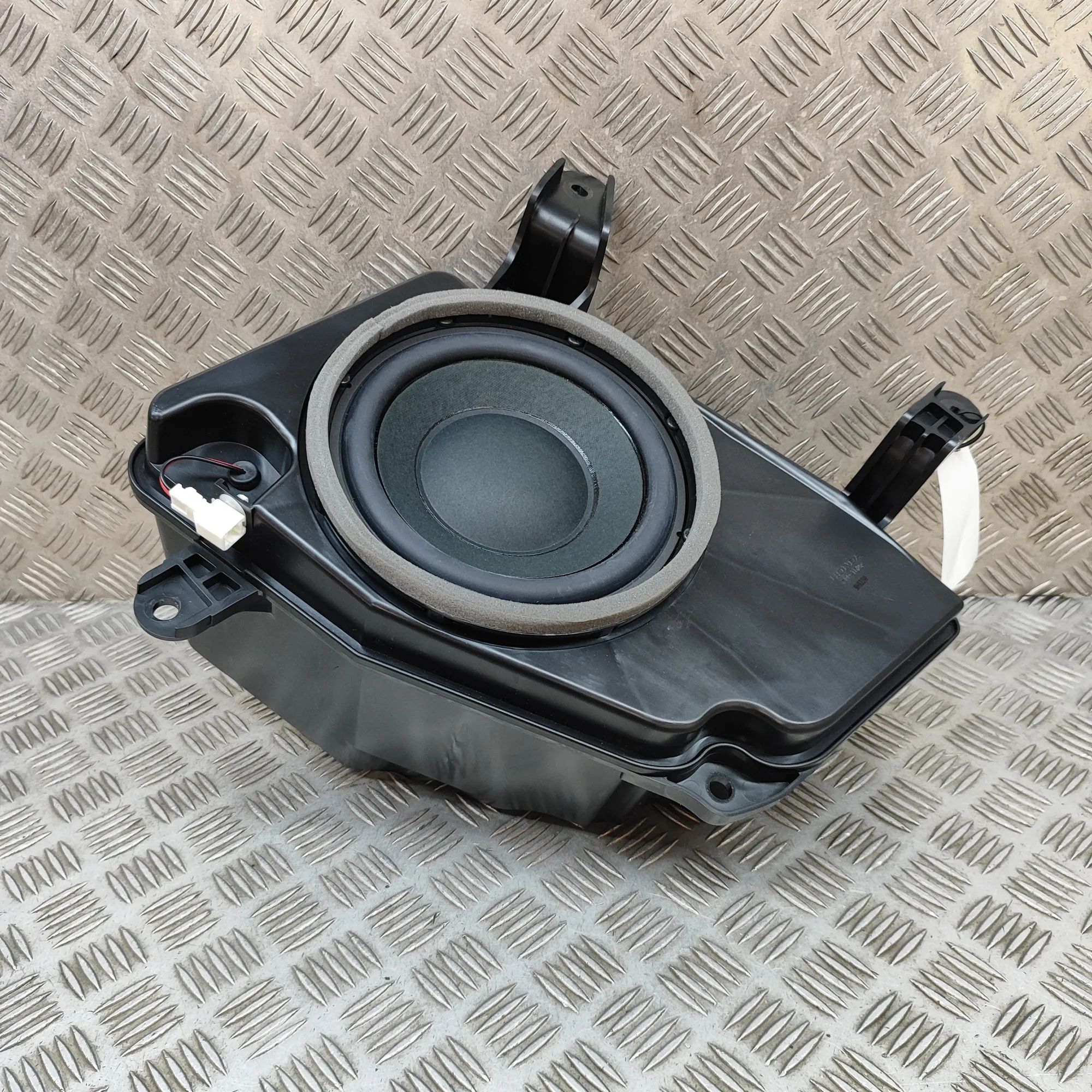 Honda CR-V Bassokaiuttimen Subwoofer — HONDA CR-V (V RW) (2017-...) — 7710...