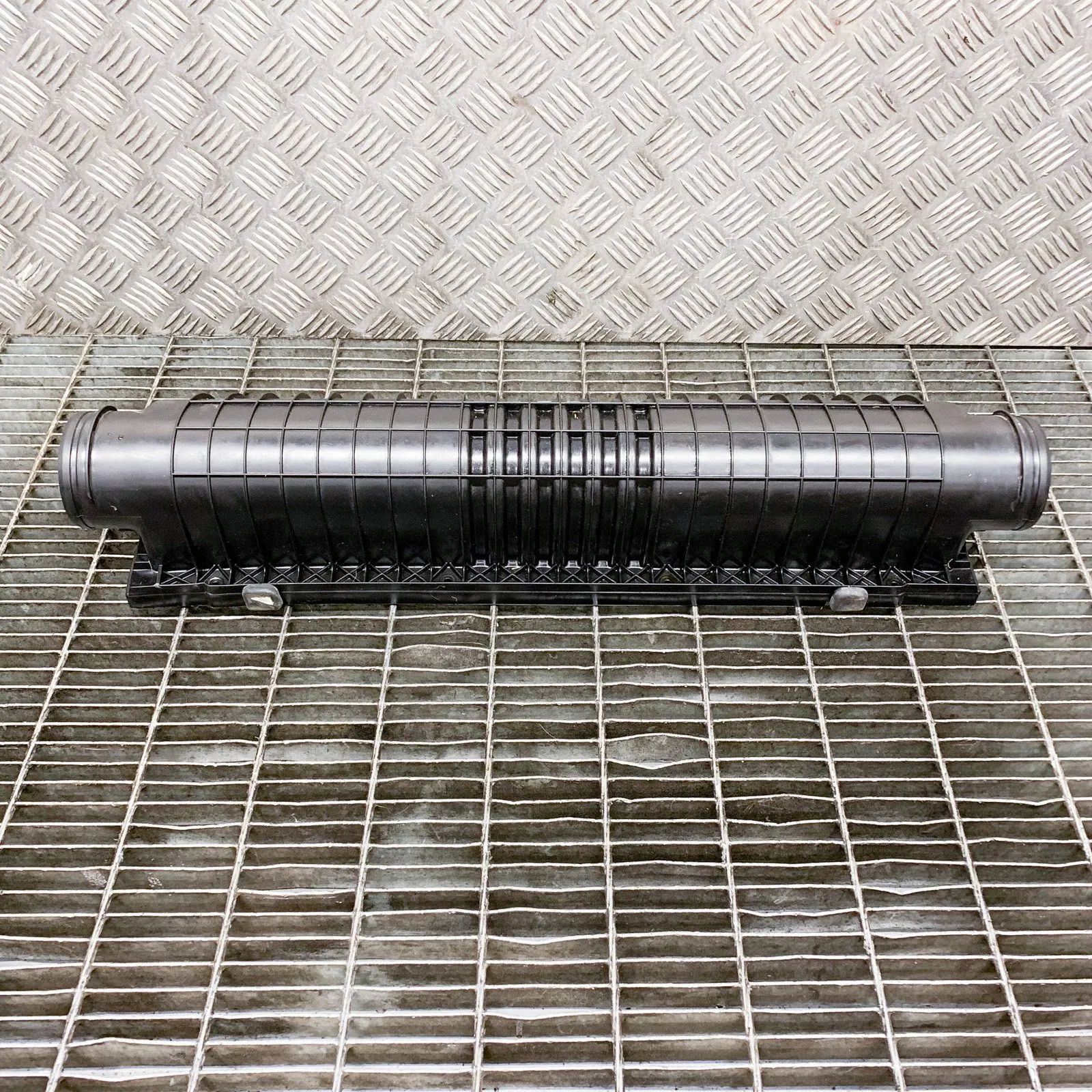 Porsche 911 (991) Air filter housing upper section Air filter housing upper section — PORSCHE 911 ...