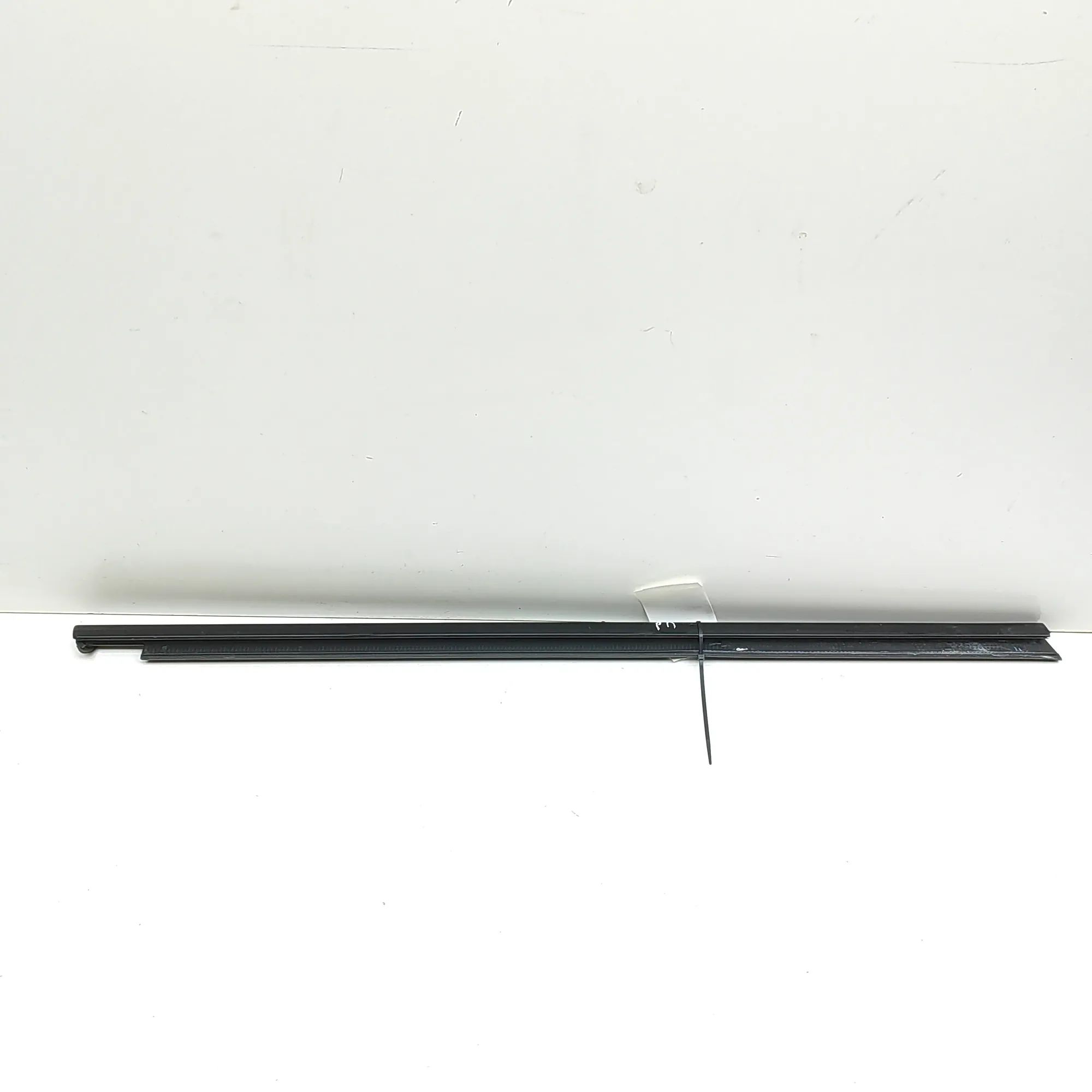 BMW 5 (G30 / G31) Door window moulding — front — right Door window moulding — front — right — BMW 5 SE...