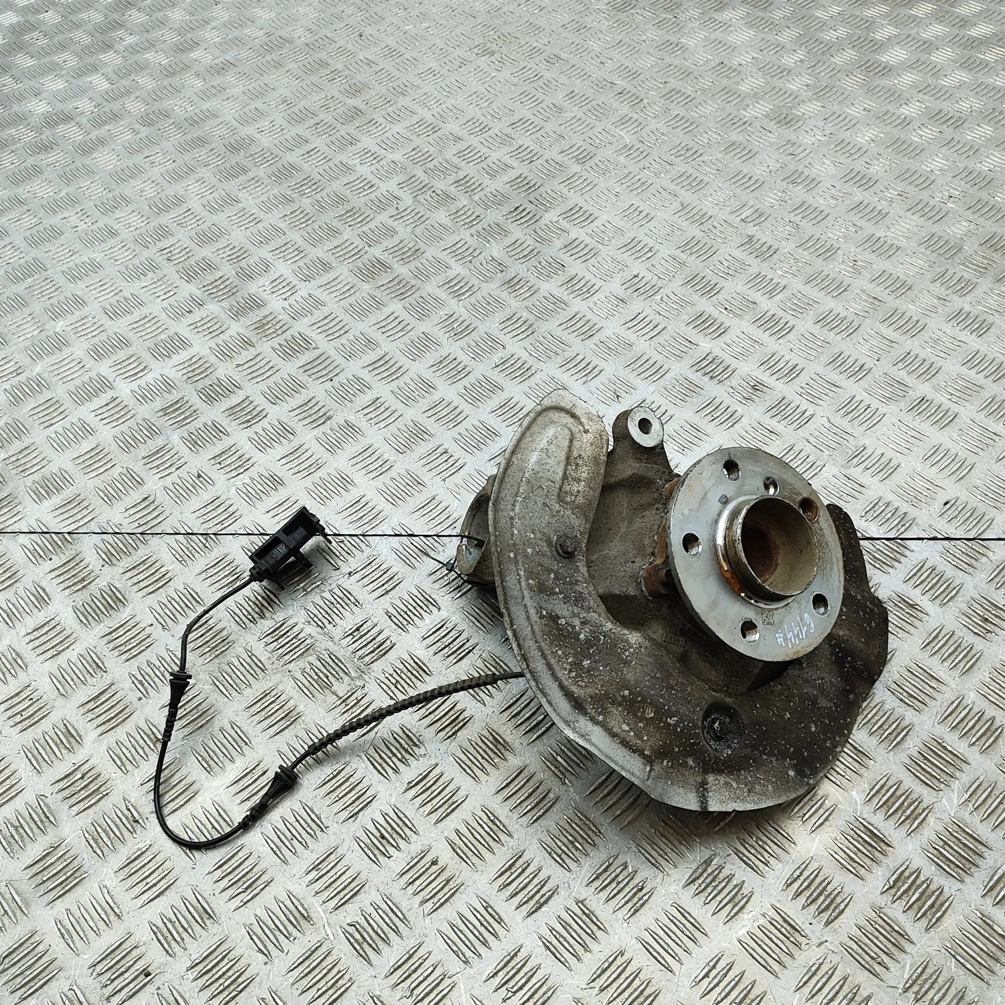 Mini One, Cooper (F55 / F56 / F57) Front Right Wheel Hub Front Right Wheel Hub — MINI COOPER (F55) (2014...