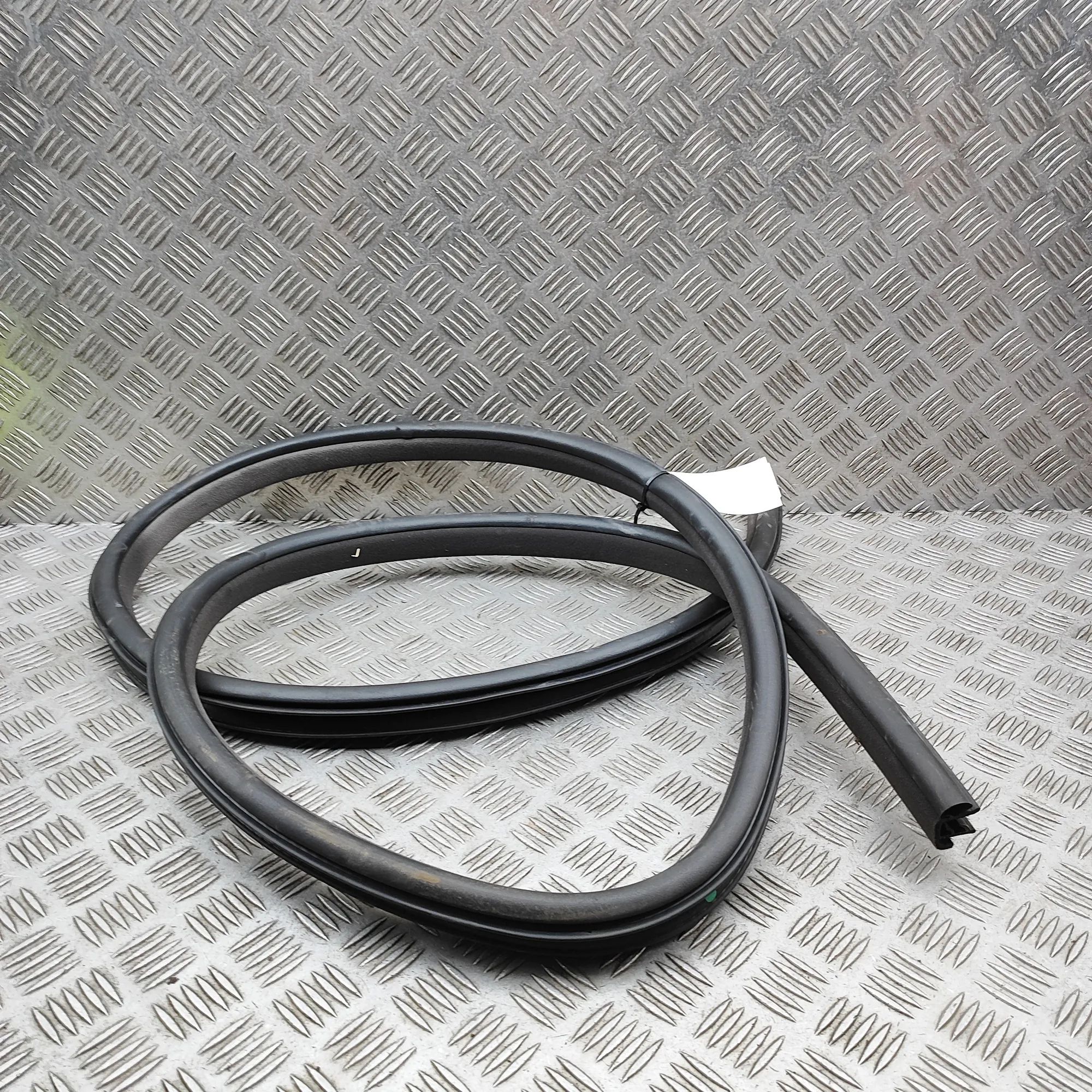 Jaguar XJ Door rubber seal — rear right Door rubber seal — rear right — JAGUAR XJ (X350...