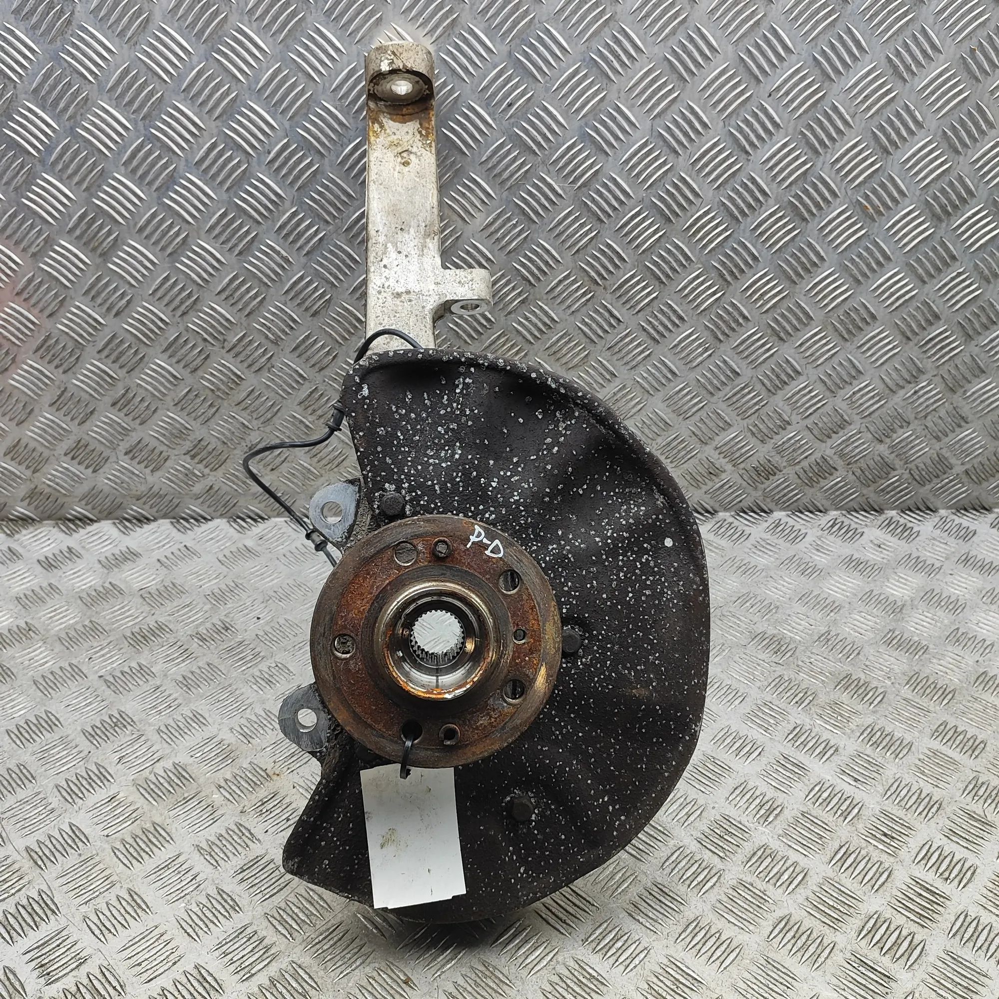 Mercedes-Benz ML / GLE (W166) Front Right Wheel Hub Front Right Wheel Hub — MERCEDES BENZ GLE (W166...