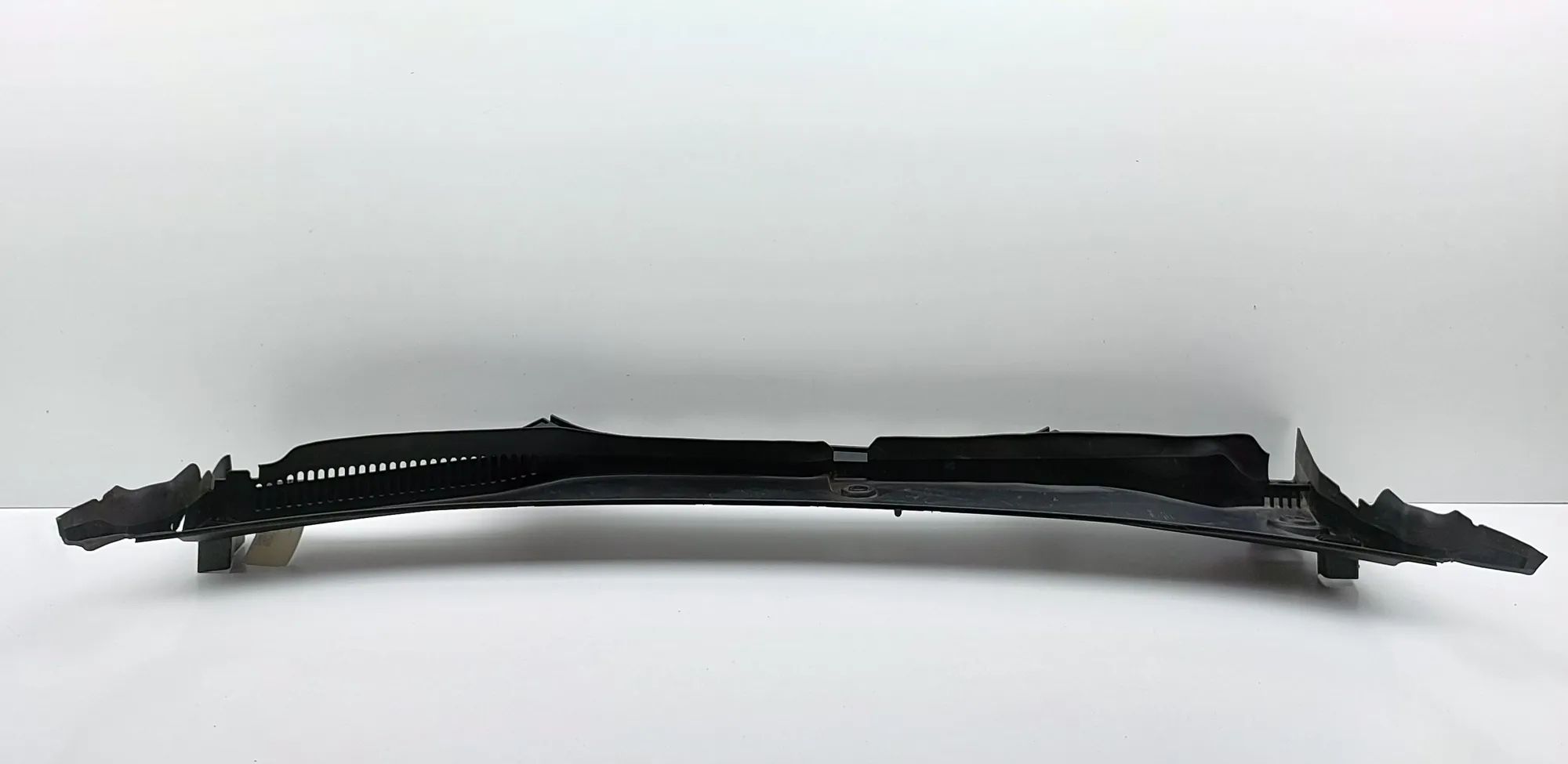 BMW 5 / i5 (G60 / G61) Front Wiper Cowl Trim Front Wiper Cowl Trim — BMW 5 SERIES (G60) (202...
