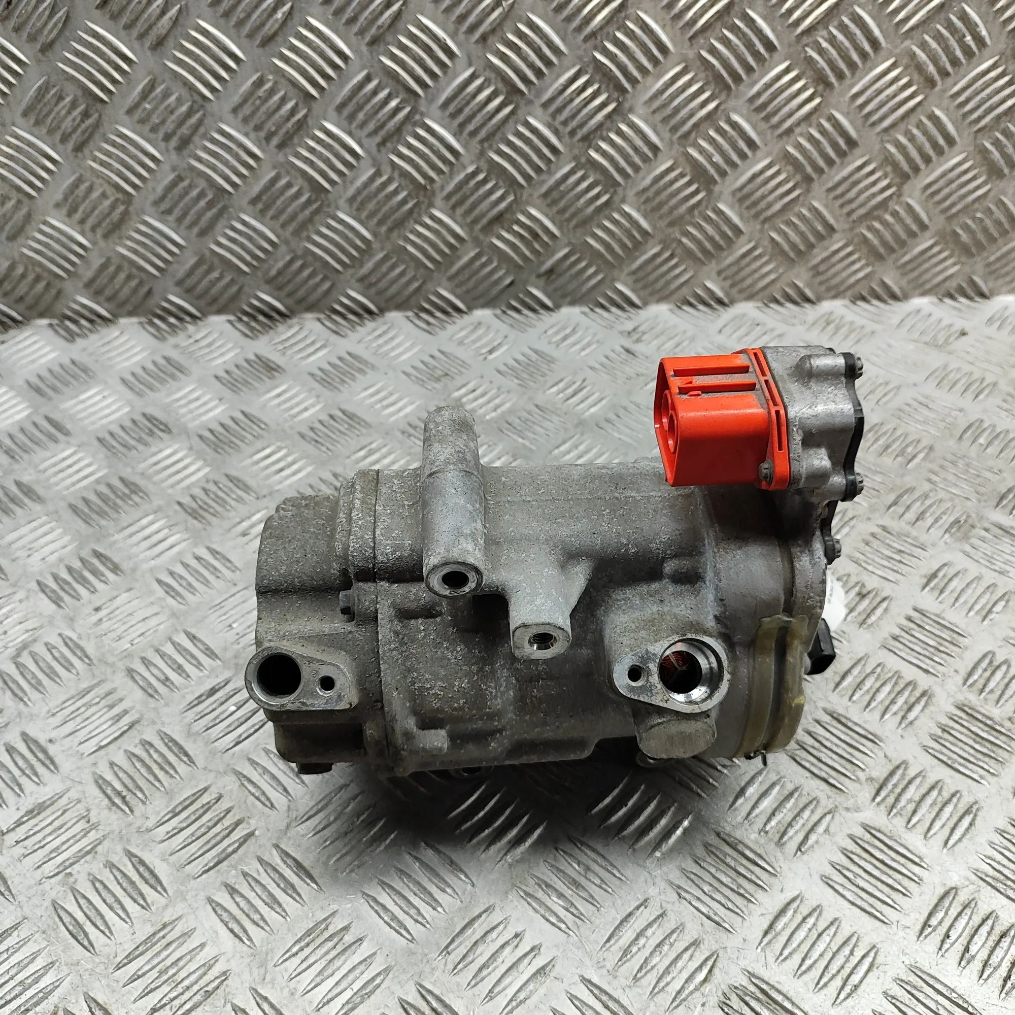 Nissan Leaf Air-conditioning compressor Air-conditioning compressor — NISSAN LEAF (ZE1)...