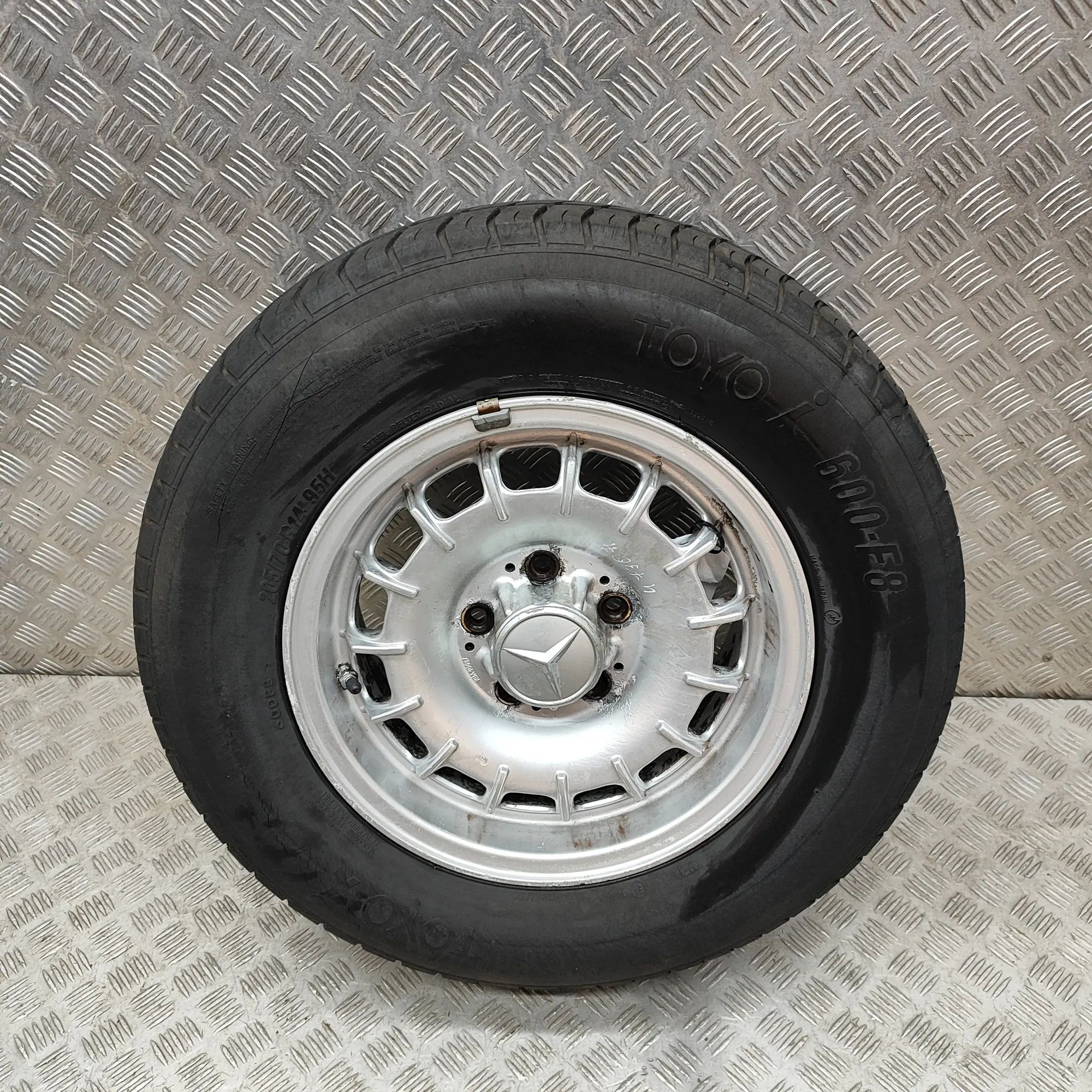 Mercedes-Benz 200 - 300 (W123) Alloy Wheel Alloy wheel — MERCEDES BENZ S-CLASS (W126) (197...