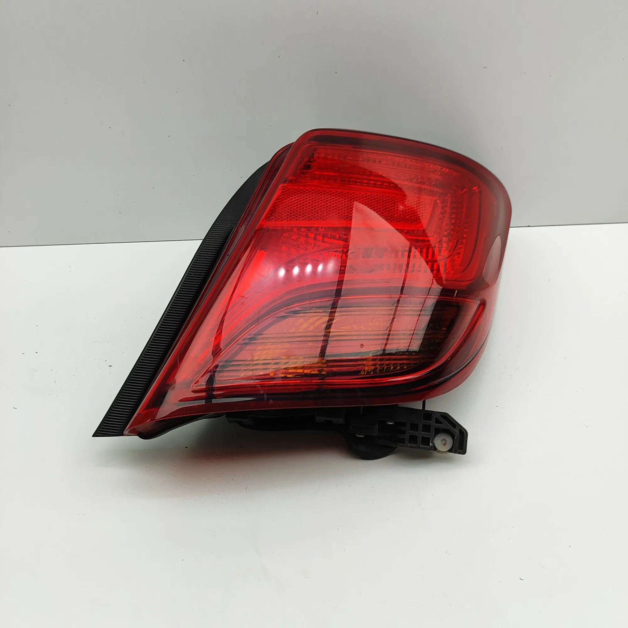 Toyota Yaris Rear Right Tail Light Rear Right Tail Light — TOYOTA YARIS (_P13_) (2...