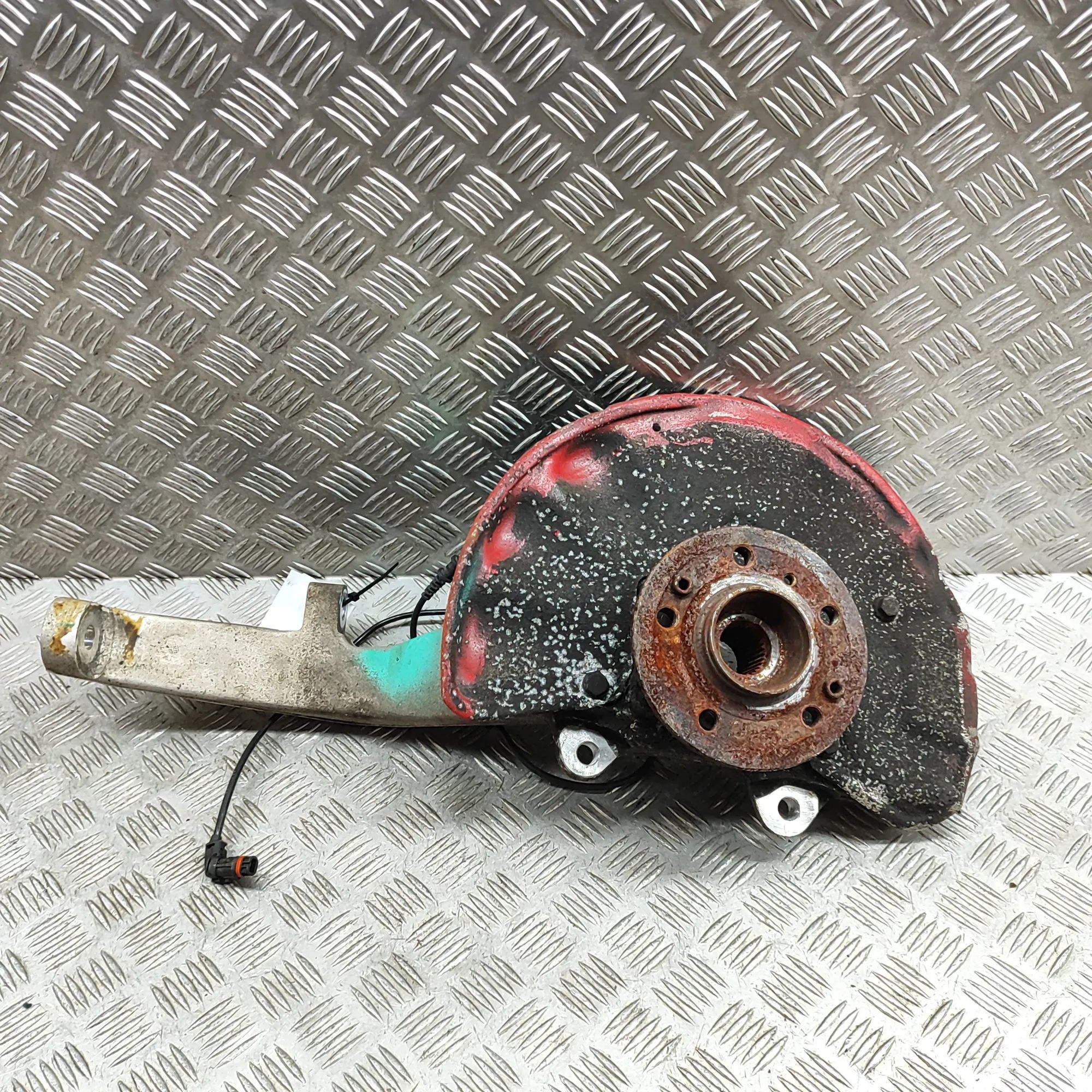 Mercedes-Benz ML / GLE (W166) Front Right Wheel Hub Front Right Wheel Hub — MERCEDES BENZ GLE (W166...