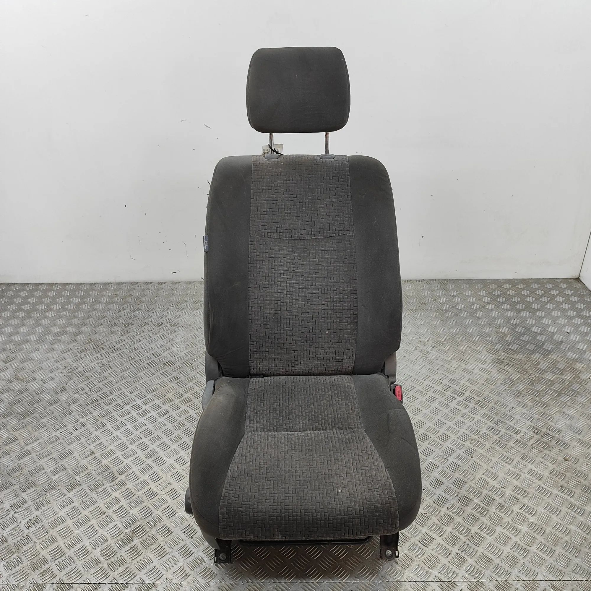 Toyota Land Cruiser 100 Front Right Seat Front right seat — TOYOTA LAND CRUISER (120 _J1...