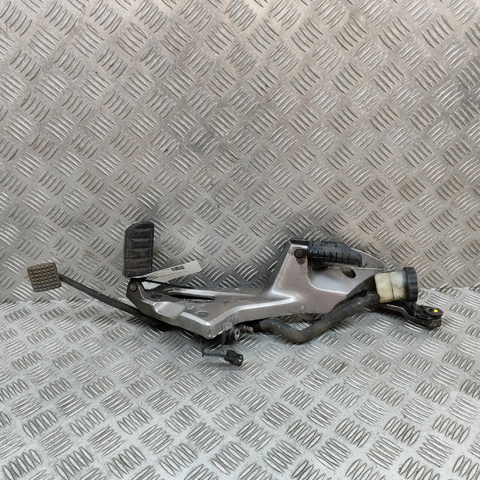 Honda Element Right side footrest peg hanger assembly Right side footrest peg hanger assembly — HONDA...
