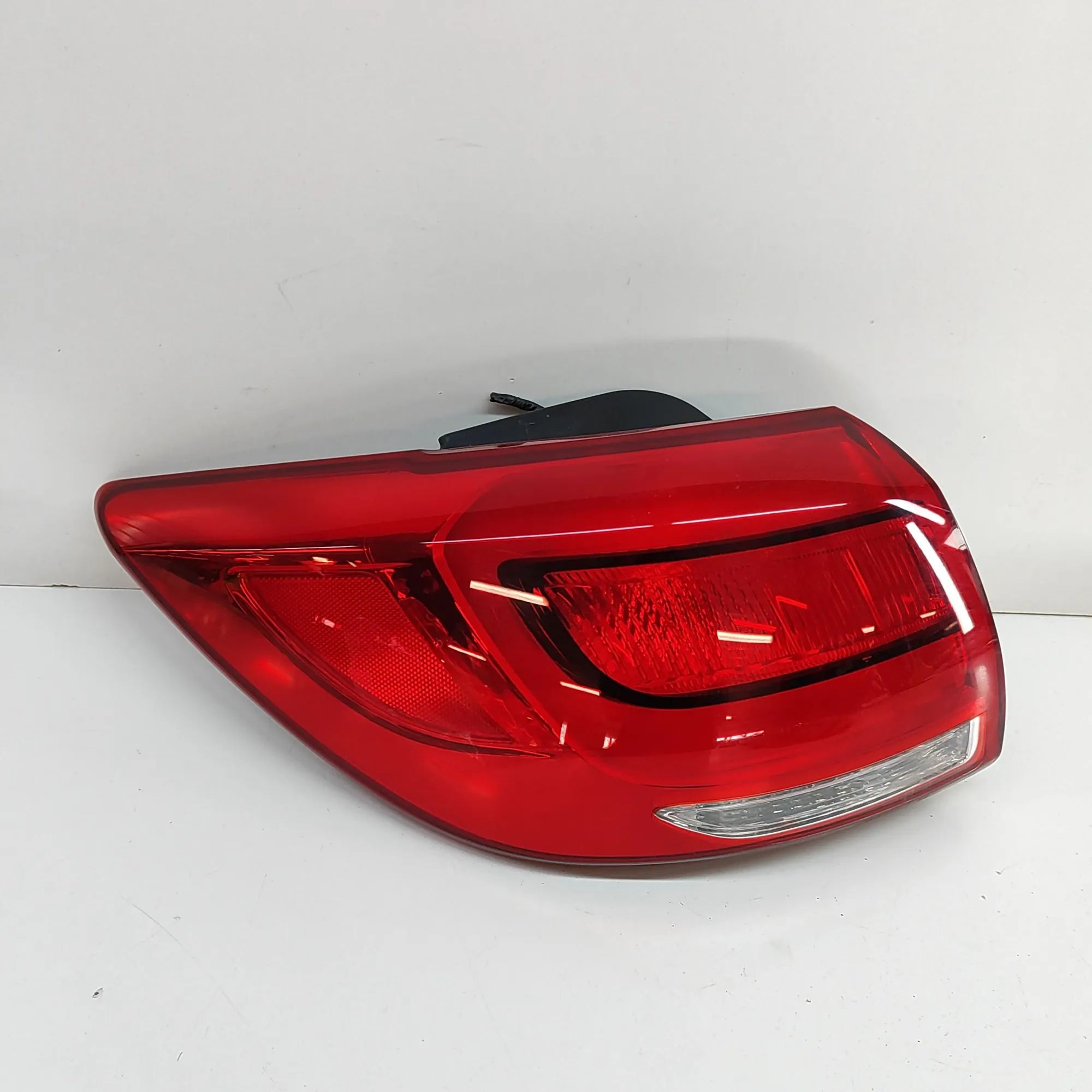 Kia Sportage Rear Left Tail Light Rear Left Tail Light — KIA SPORTAGE (SL) (2009-...