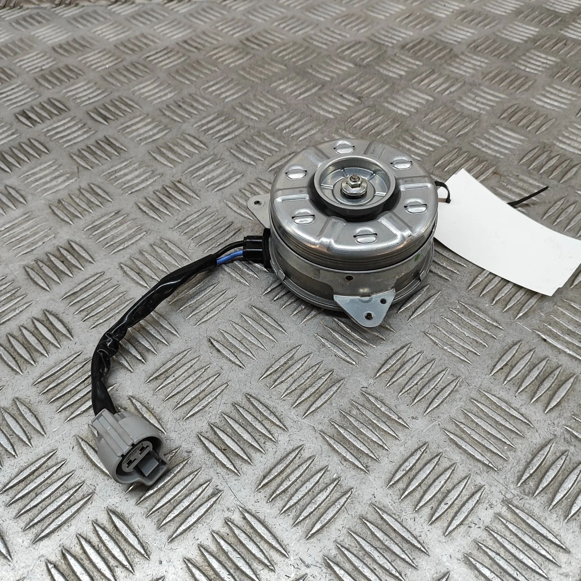 Toyota Yaris Radiator Cooling Fan Motor Radiator Cooling Fan Motor — TOYOTA YARIS (CROS...