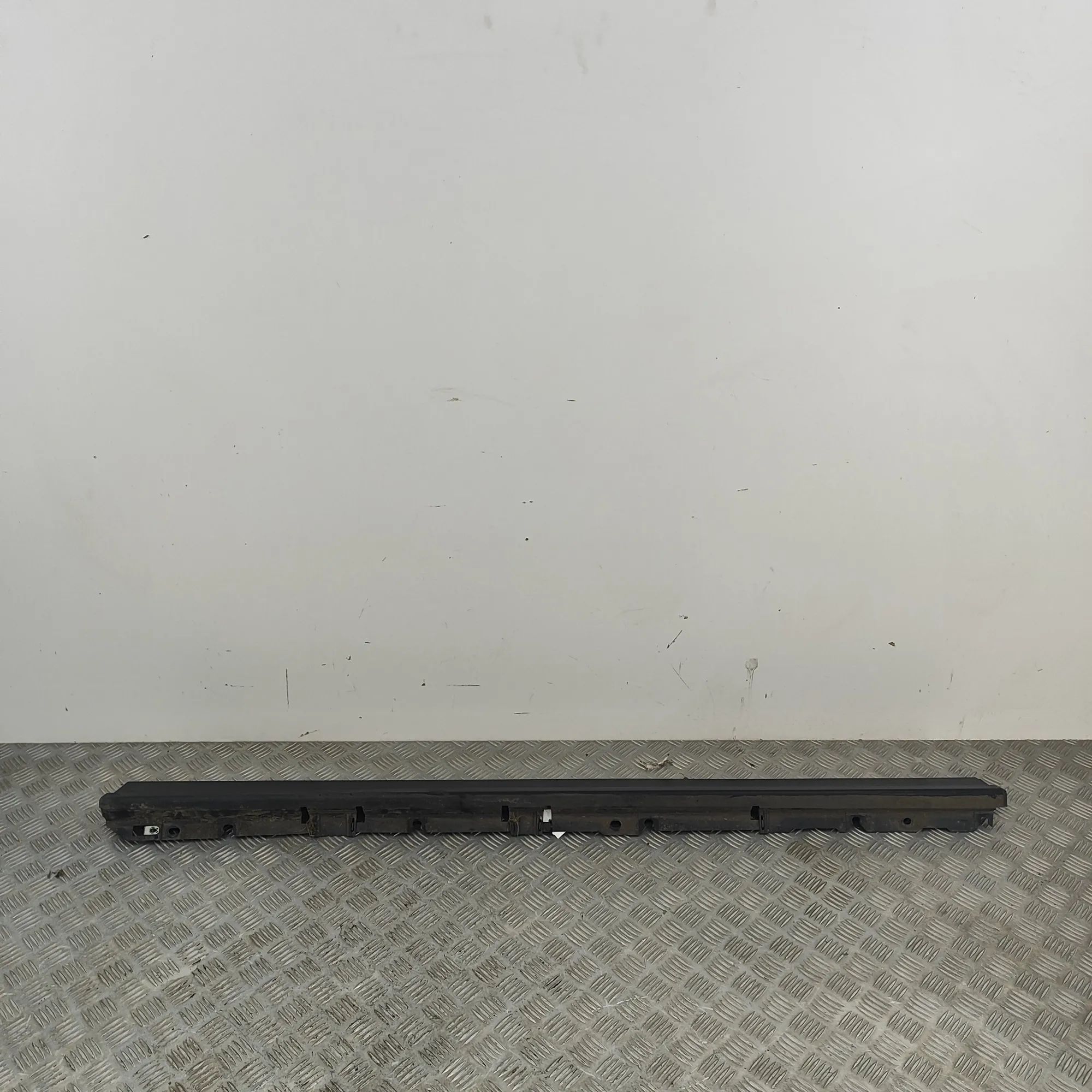 Land Rover Range Rover Sport (L461) Left Side Plastic Sideskirt Cover Left Side Plastic Sideskirt Cover — LAND ROVER ...