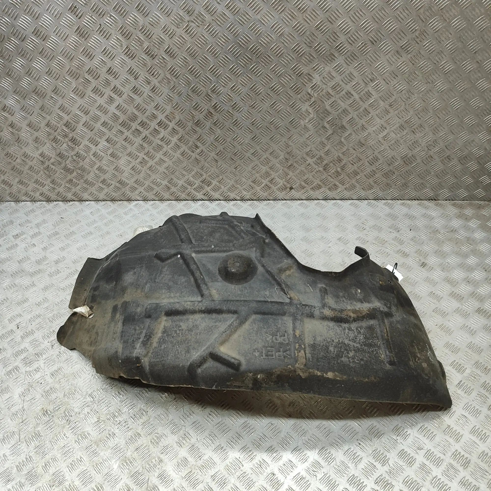 Land Rover Defender Wheel arch liner — front — right — rear section Wheel arch liner — front — right — rear section...