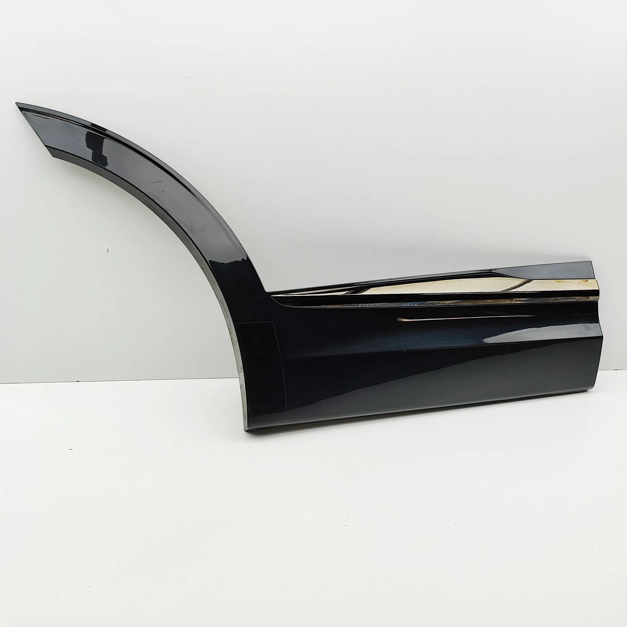 Kia Sportage Lower door moulding — rear — right Lower door moulding — rear — right — KIA SPORTA...