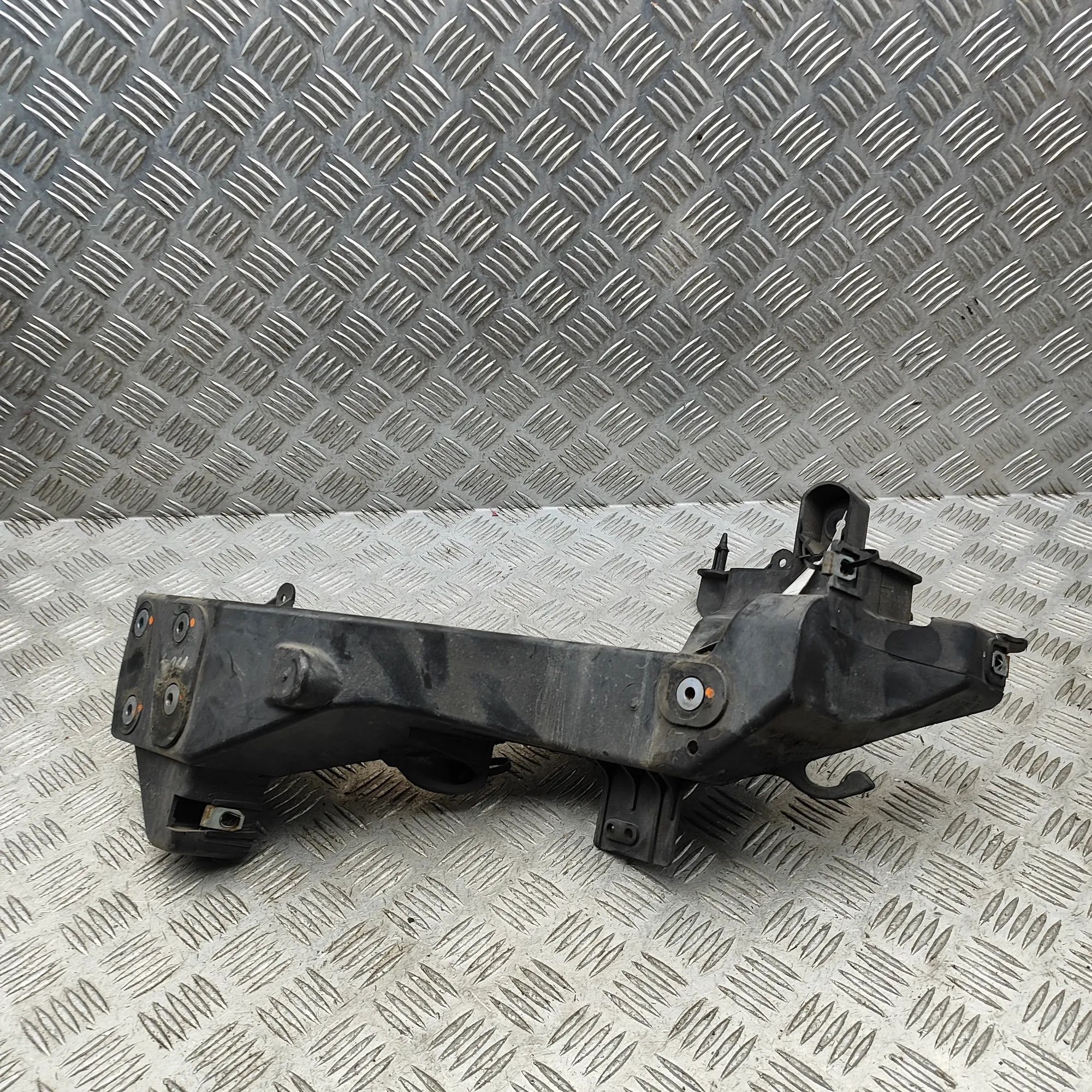 Jeep Grand Cherokee (WK) Left Headlight Bracket