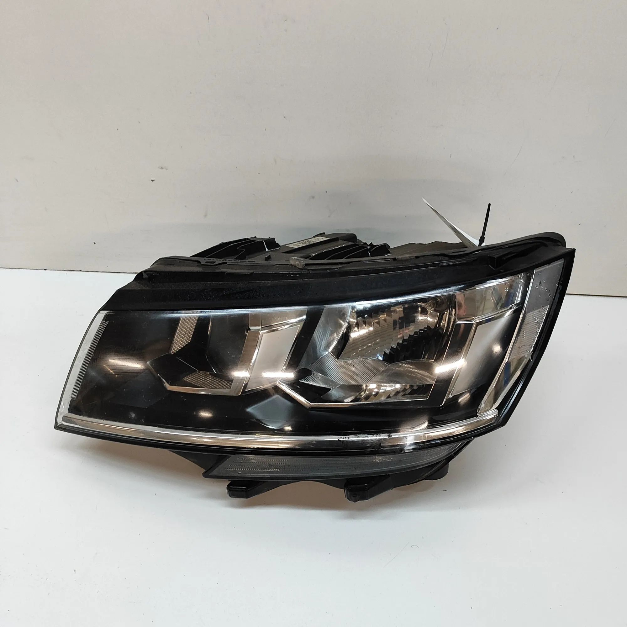 Volkswagen Transporter (T6, Caravelle, Multivan) Front Left Headlight Front Left Headlight — VW TRANSPORTER (VI T6 Va...