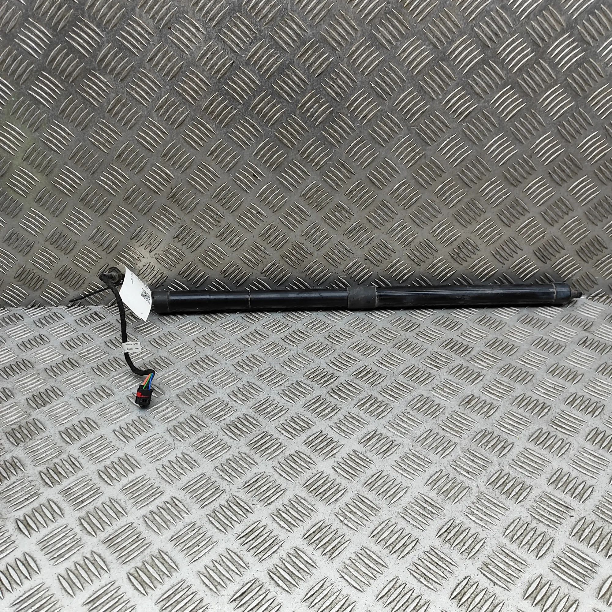 Porsche Cayenne Right Side Tailgate Gas Strut Right Side Tailgate Gas Strut — PORSCHE CAYENNE...