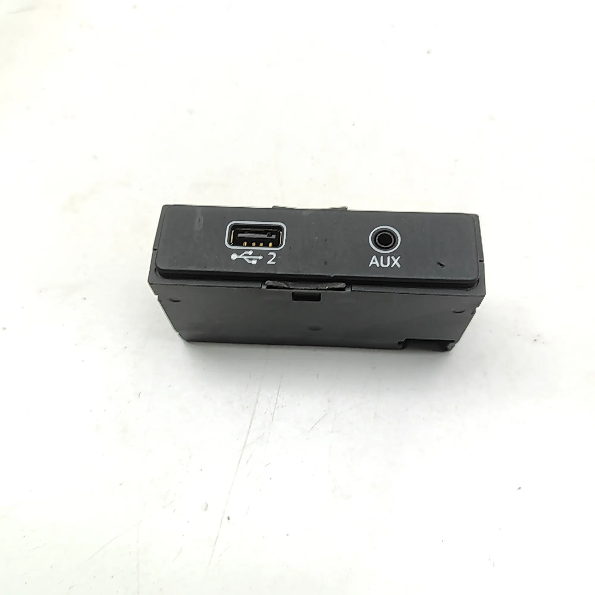 Audi Q5 (FY) USB/AUX input socket USB/AUX input socket — AUDI Q5 (FY) (2016-...) ...