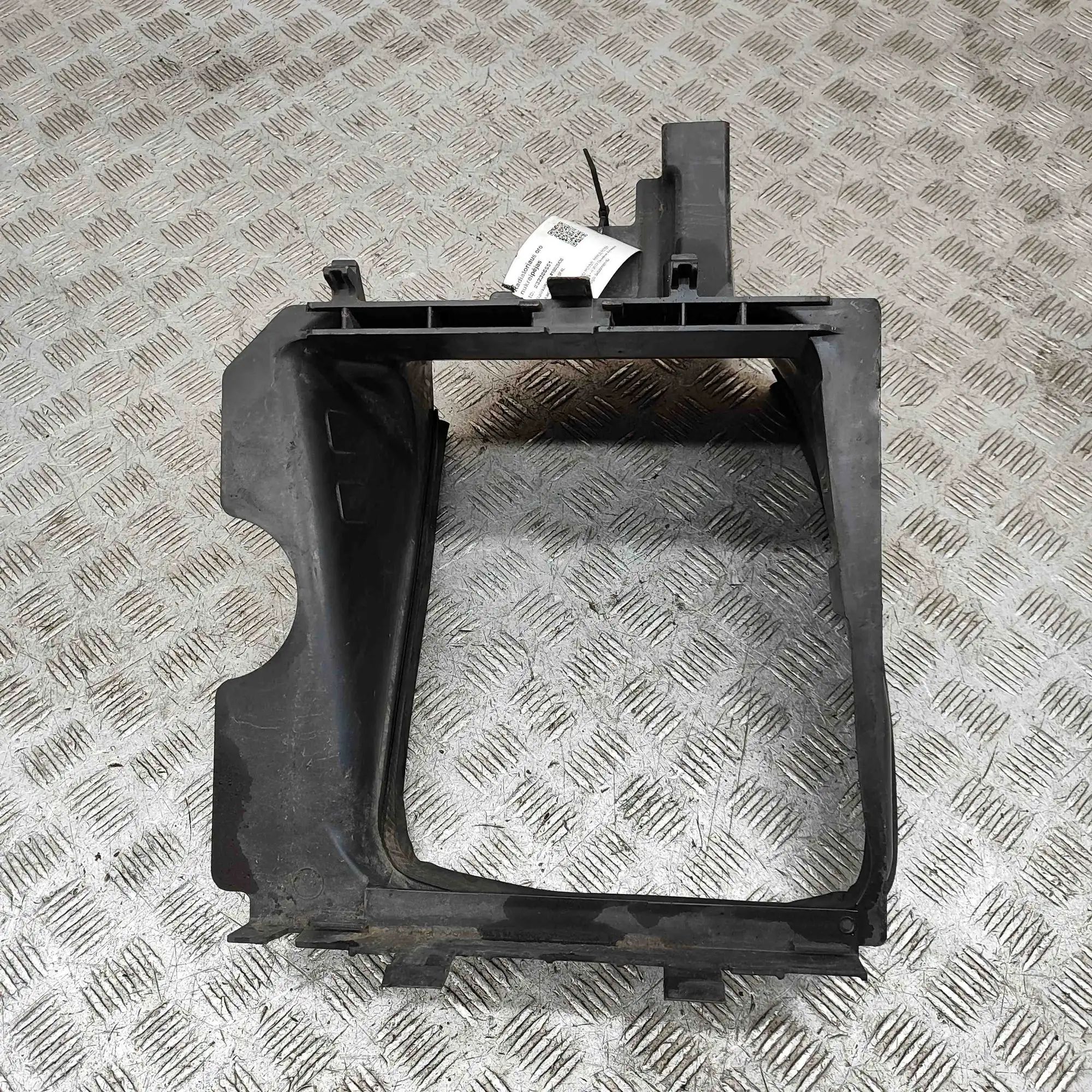 Land Rover Range Rover Sport (L494) Radiator Air Guide Duct Radiator Air Guide Duct — LAND ROVER RANGE ROVE...