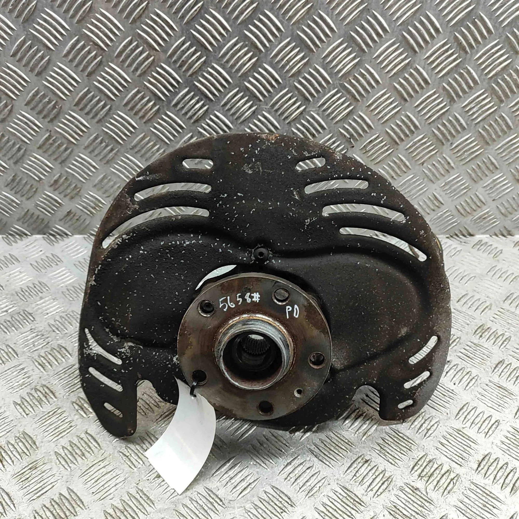 Audi Q3 (8U) Front Right Wheel Hub Front Right Wheel Hub — AUDI Q3 (8U) (2011-2018...